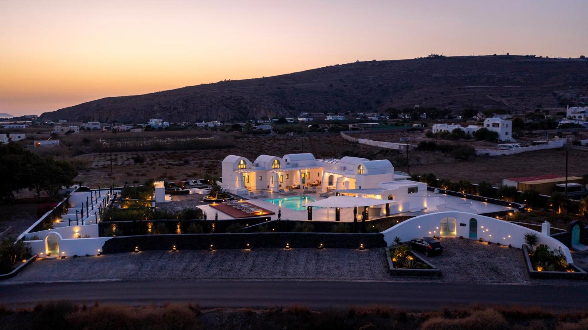 Santa Irina Luxury Sunny Lofts 4* Perivolos (Santorini)