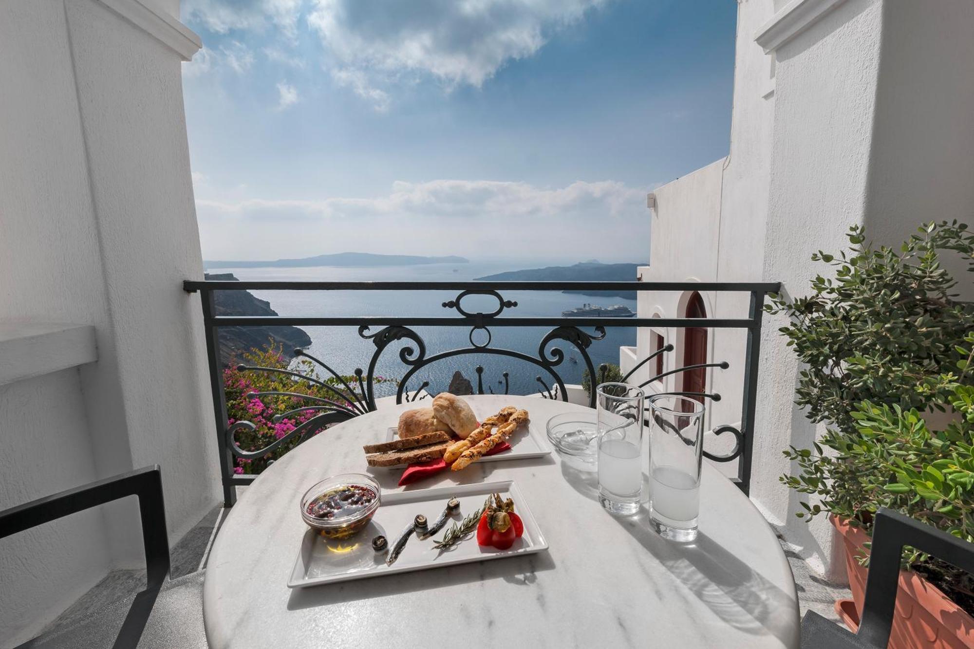 Aigialos Luxury Traditional Settlement 5* Fira (Santorini)
