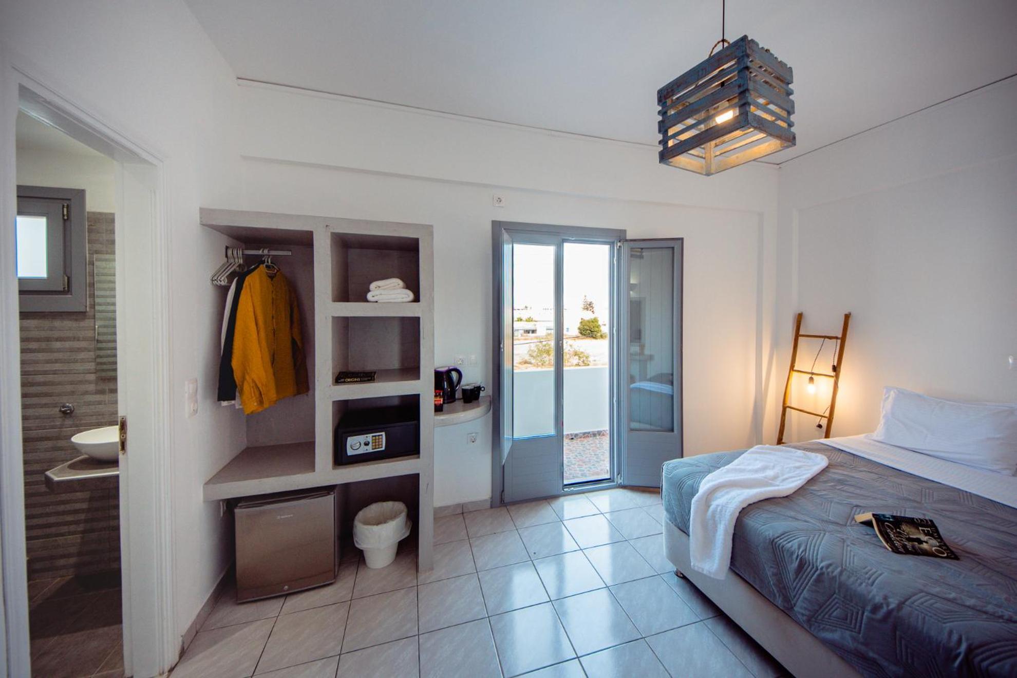 Valvis Aparthotel Perissa (Santorini)