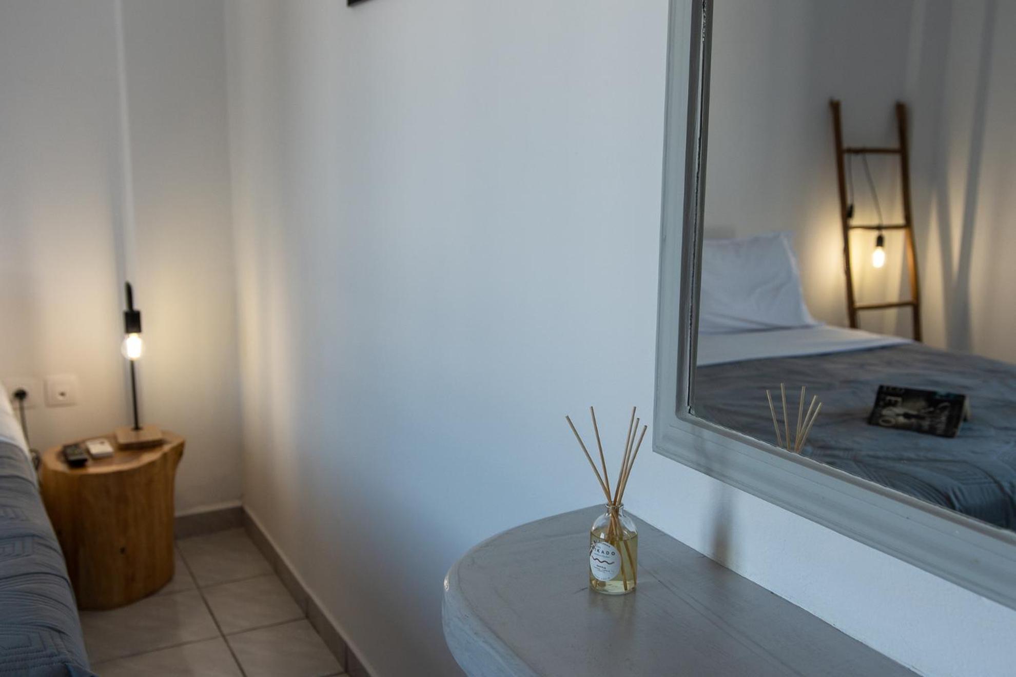 Valvis Aparthotel Perissa (Santorini)