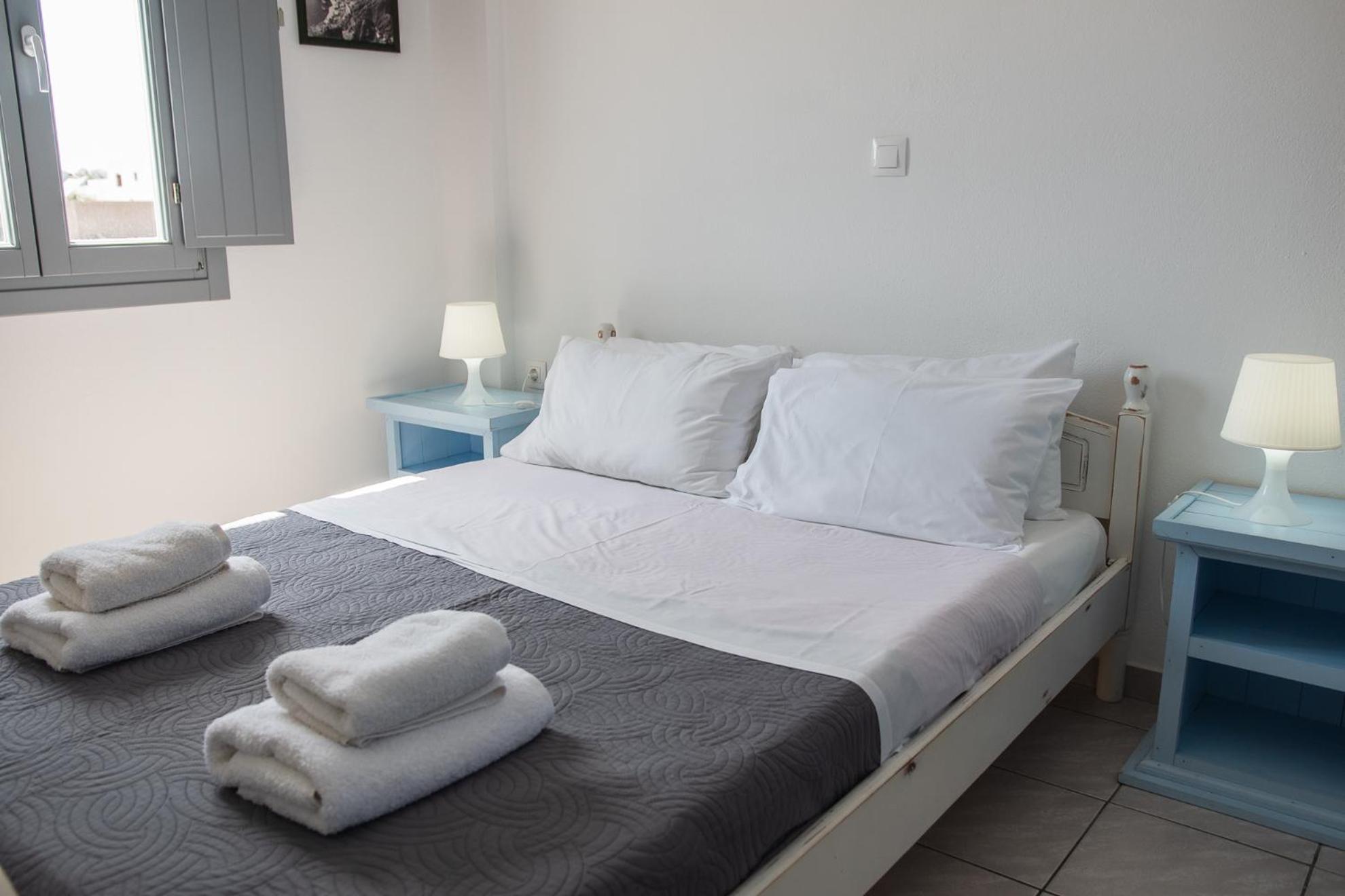 Valvis Aparthotel Perissa (Santorini)