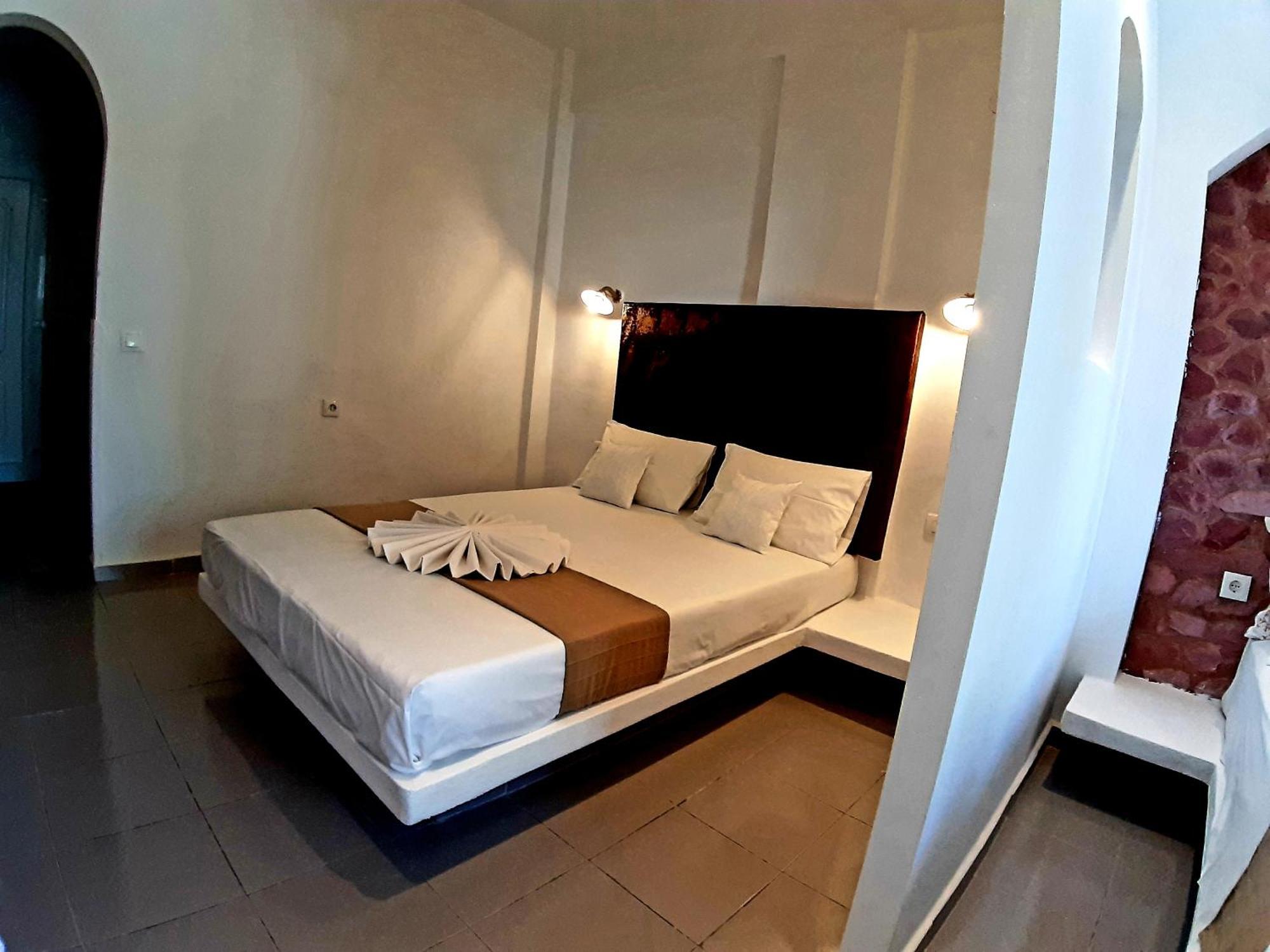 Atalos Aparthotel Kamari (Santorini)