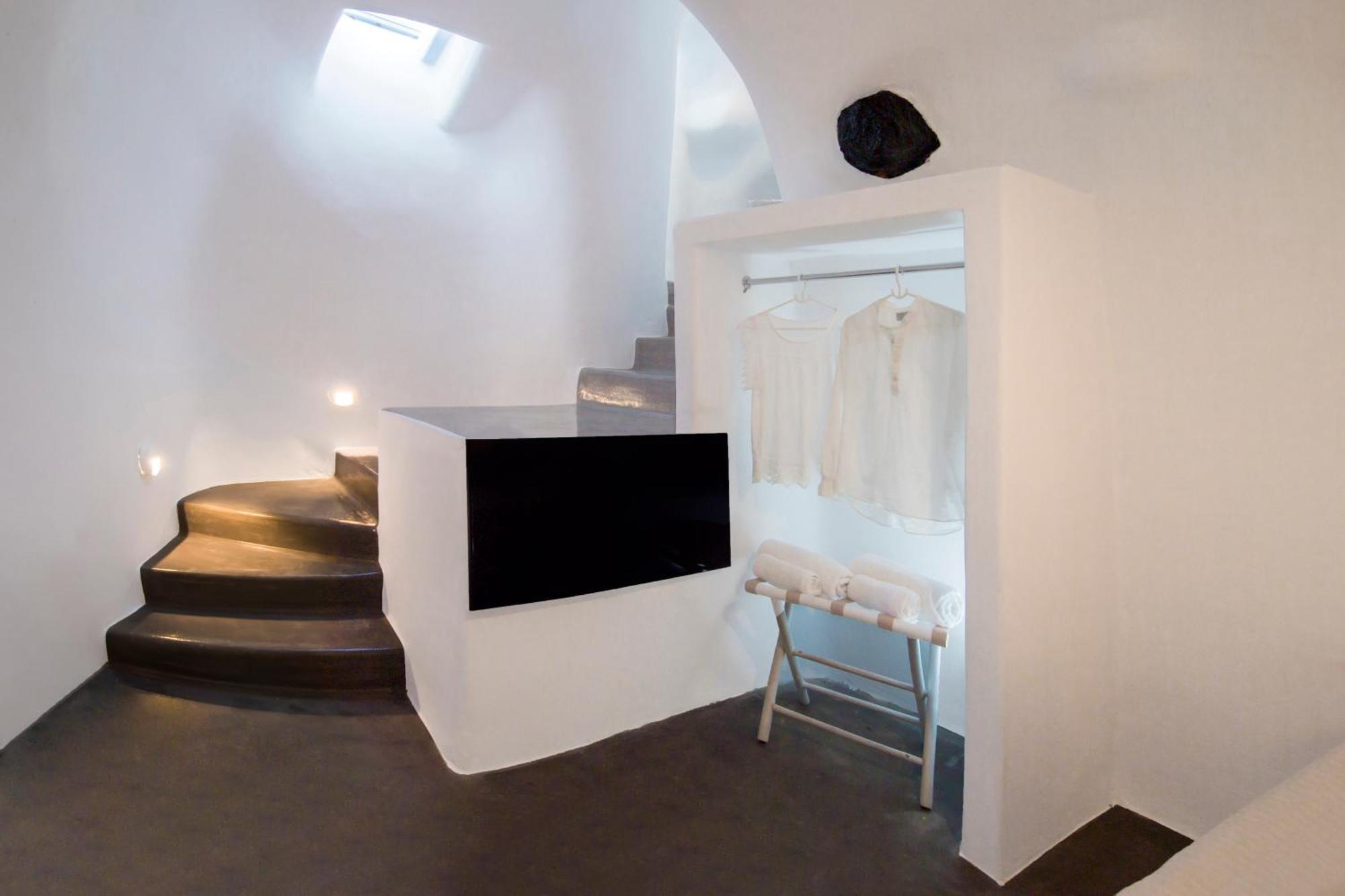 Aqua Serenity Luxury Santorini Aparthotel Foinikia (Santorini)