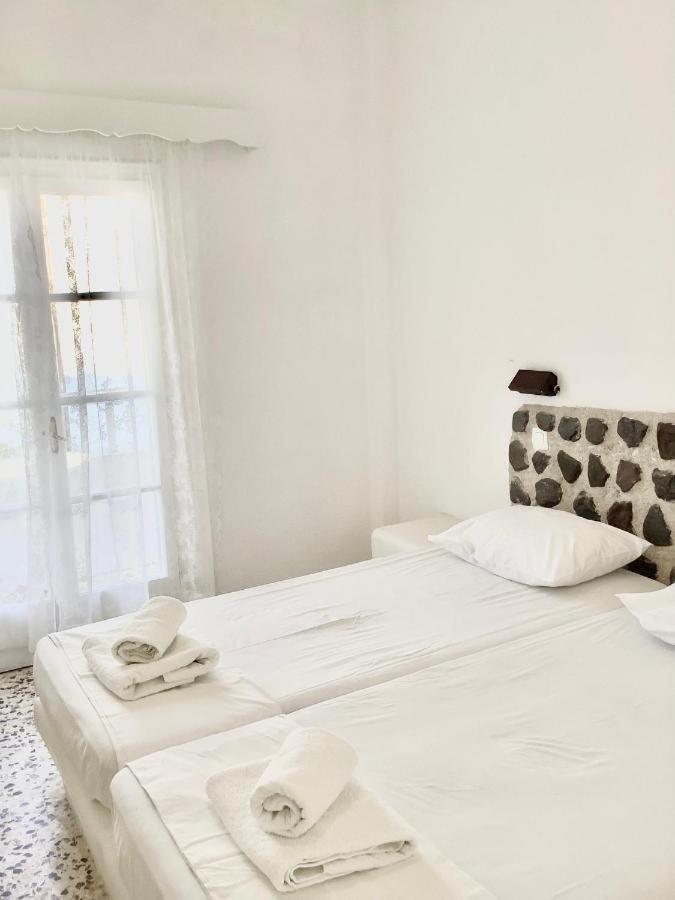 Maina Kamari (Santorini)