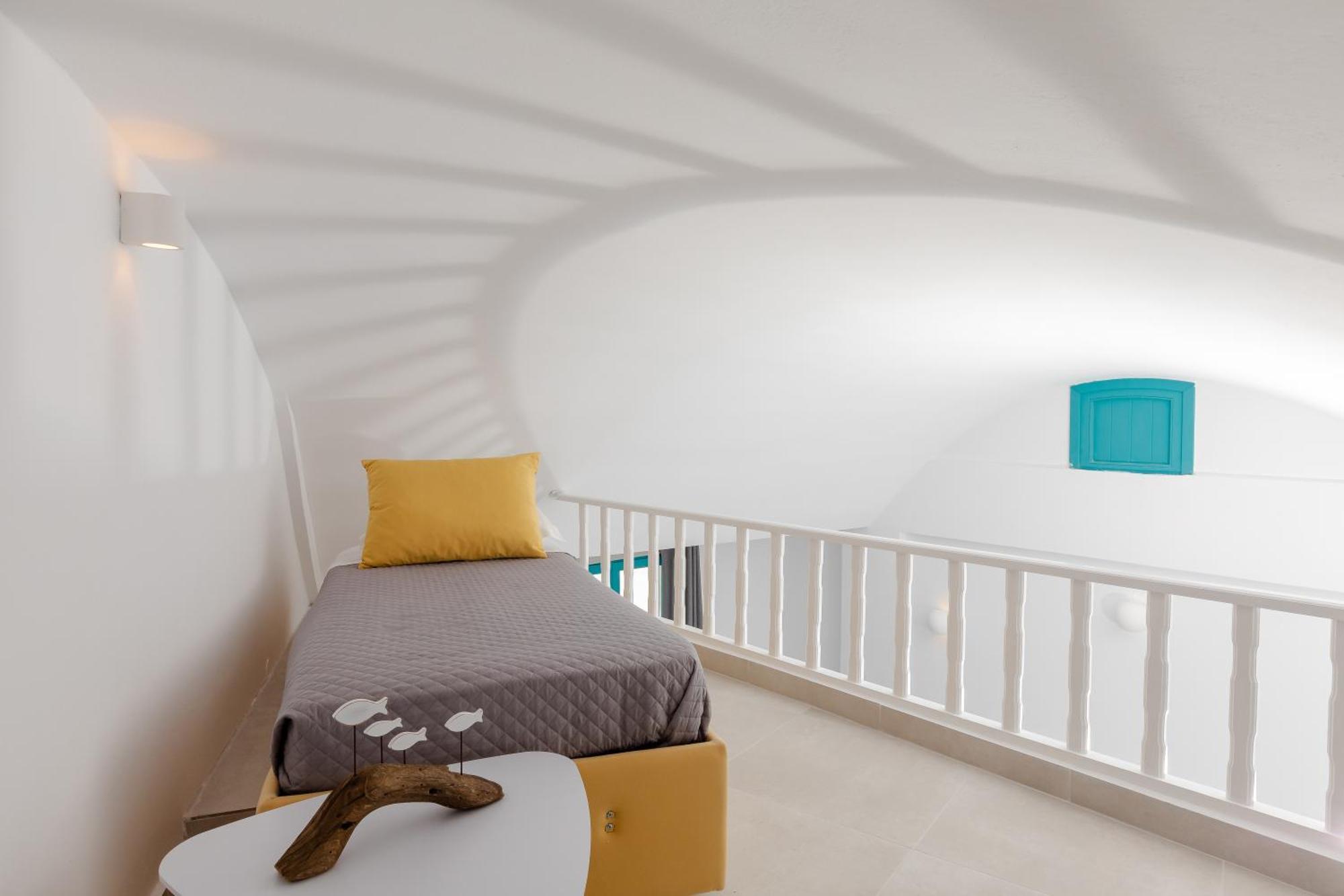 Nikolas 3* Karterados (Santorini)