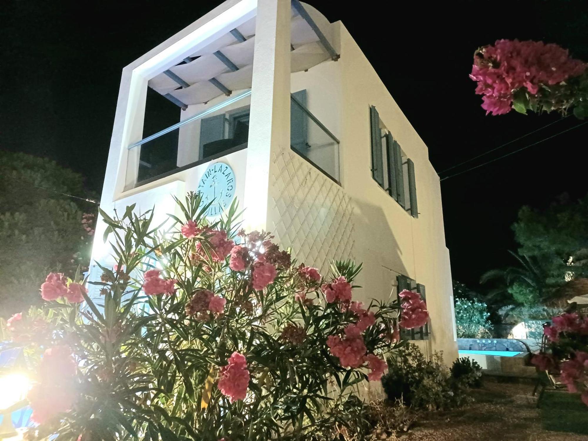 Captain Lazaros Villa: Black With Pool And Sea View Perissa (Santorini)