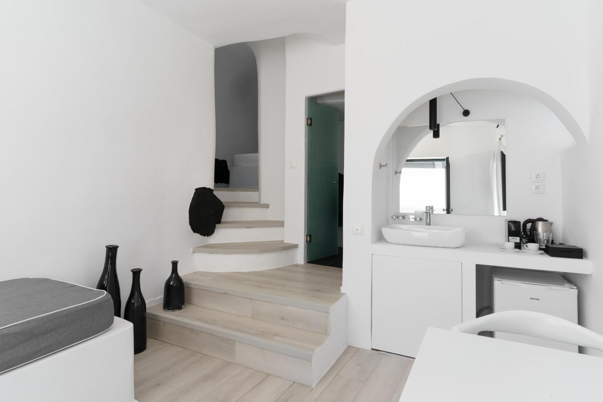 Mill New Elegant Aparthotel Fira (Santorini)
