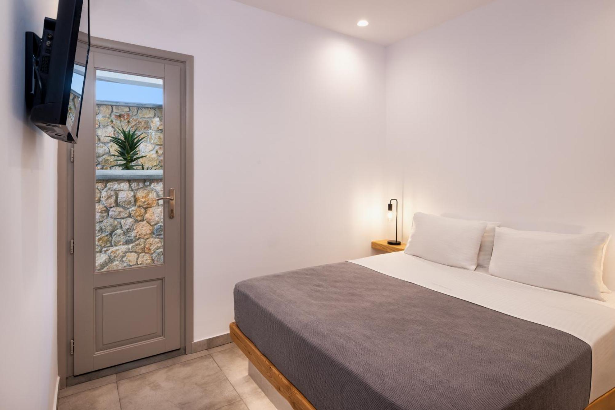 Eleftheria 3* Perivolos (Santorini)