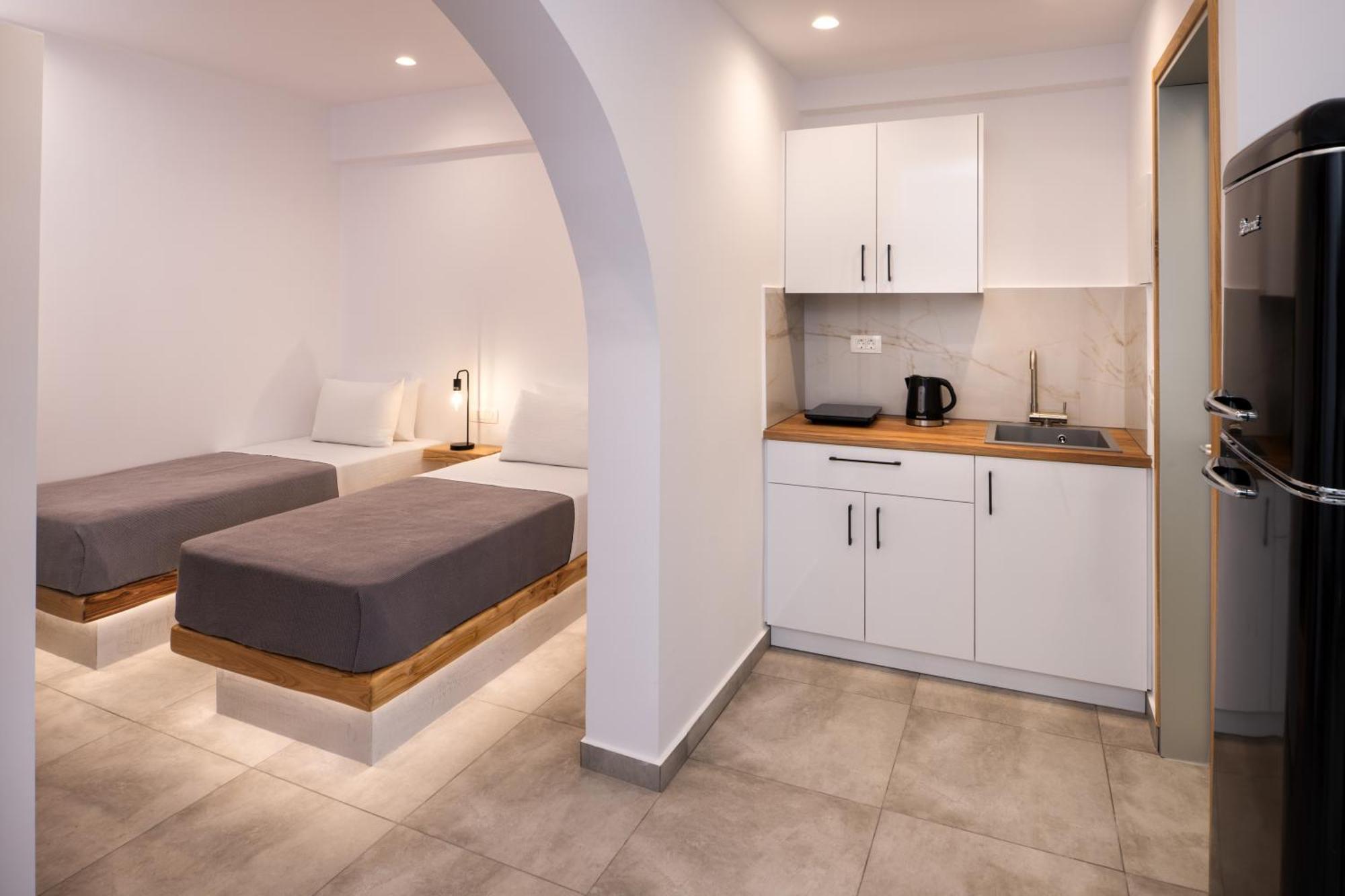 Eleftheria 3* Perivolos (Santorini)