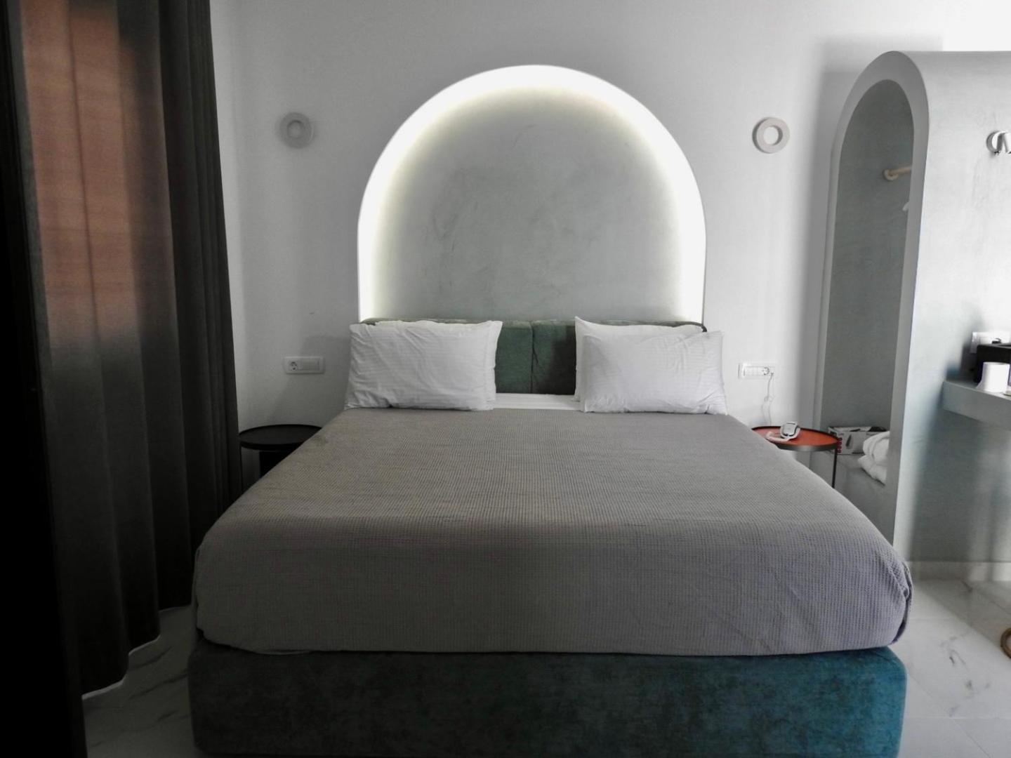 Avant Garde Apartment *