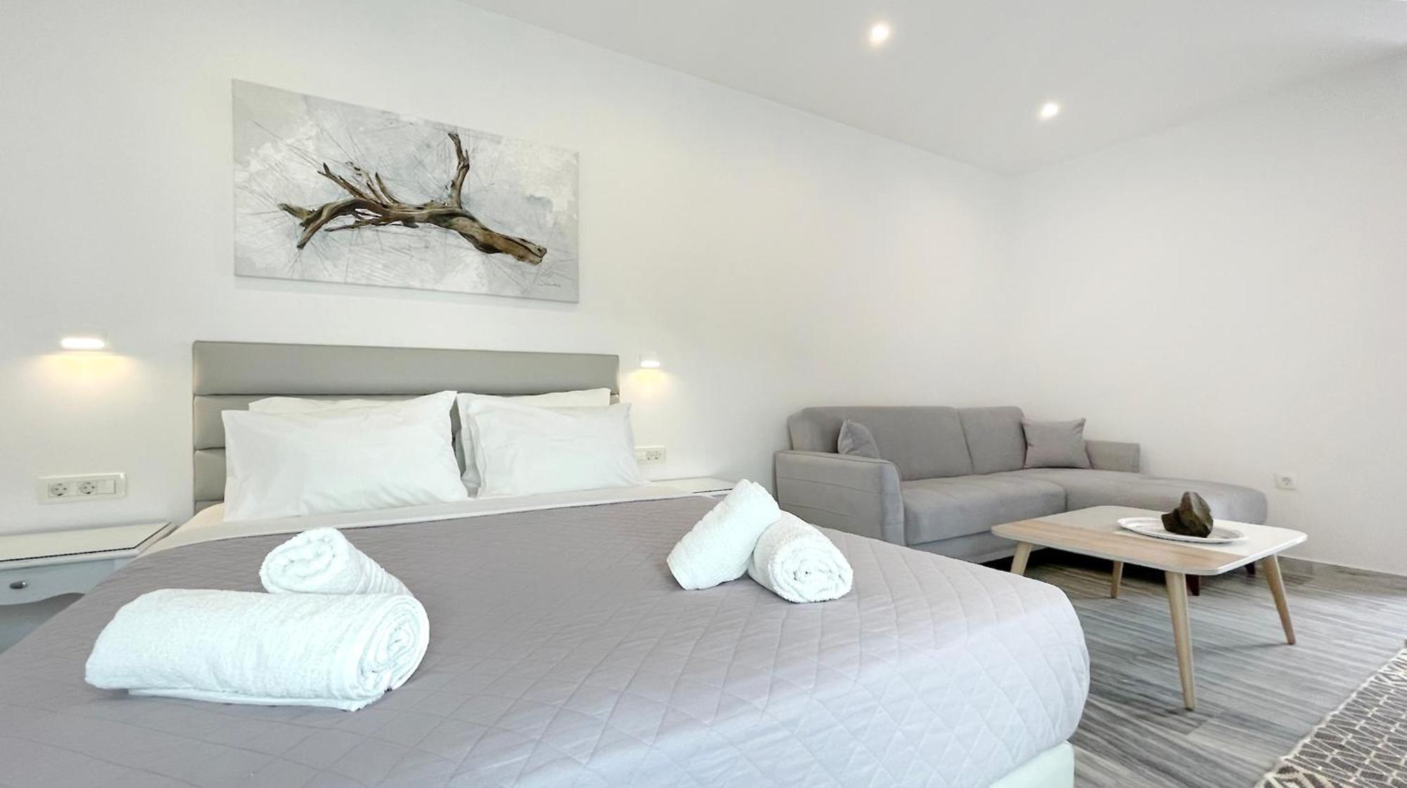 Hermoso Luxury Monolithos (Santorini)