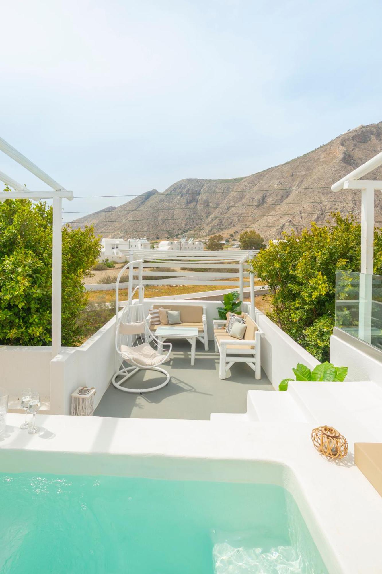 Loukas & Emma Eco Perissa (Santorini)
