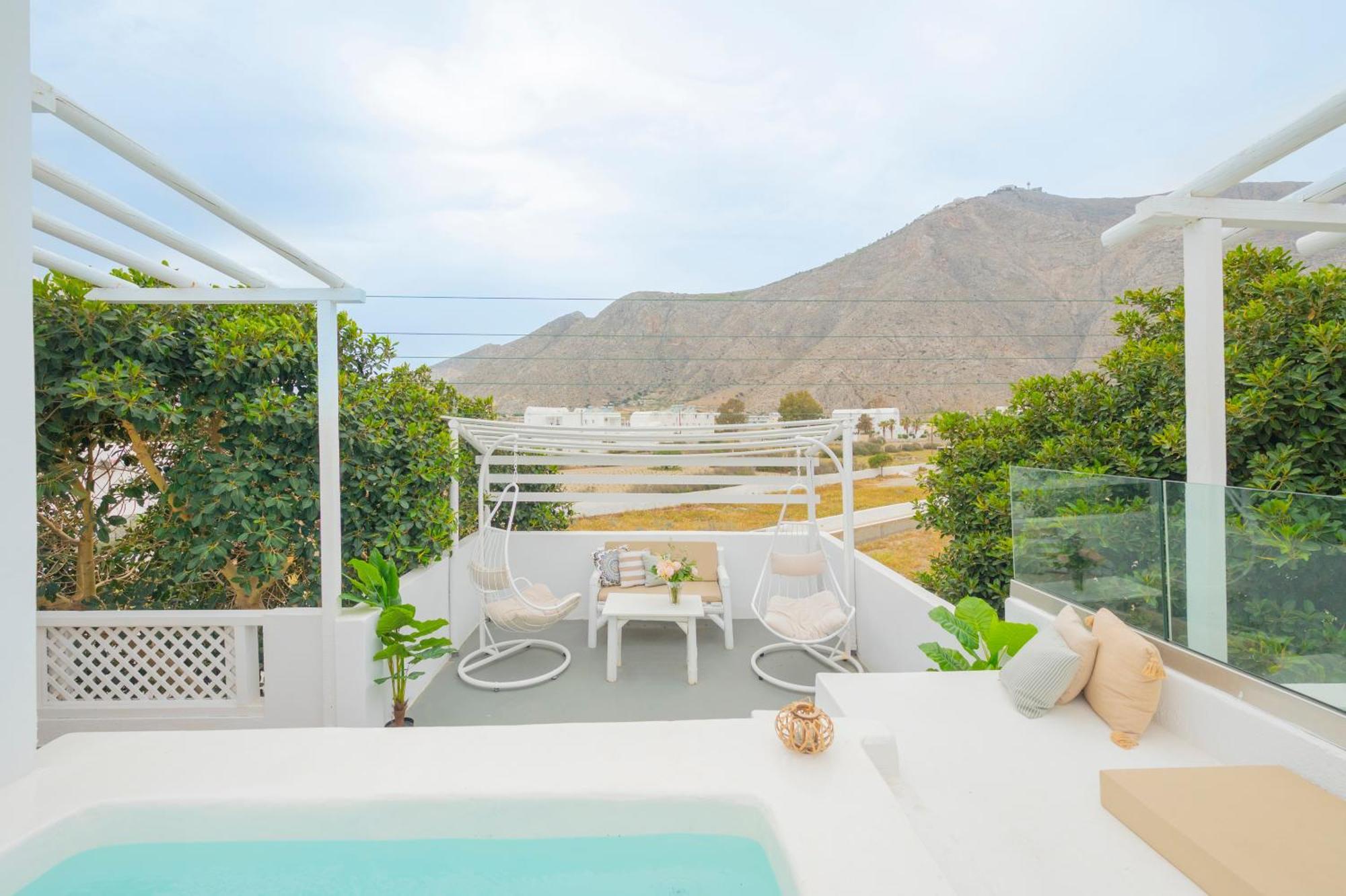Loukas & Emma Eco Perissa (Santorini)