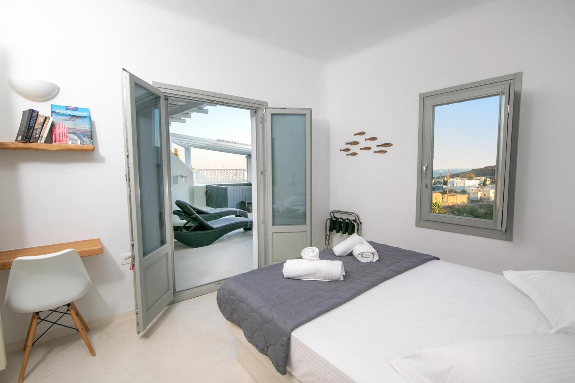 Shades Of White Apartment *