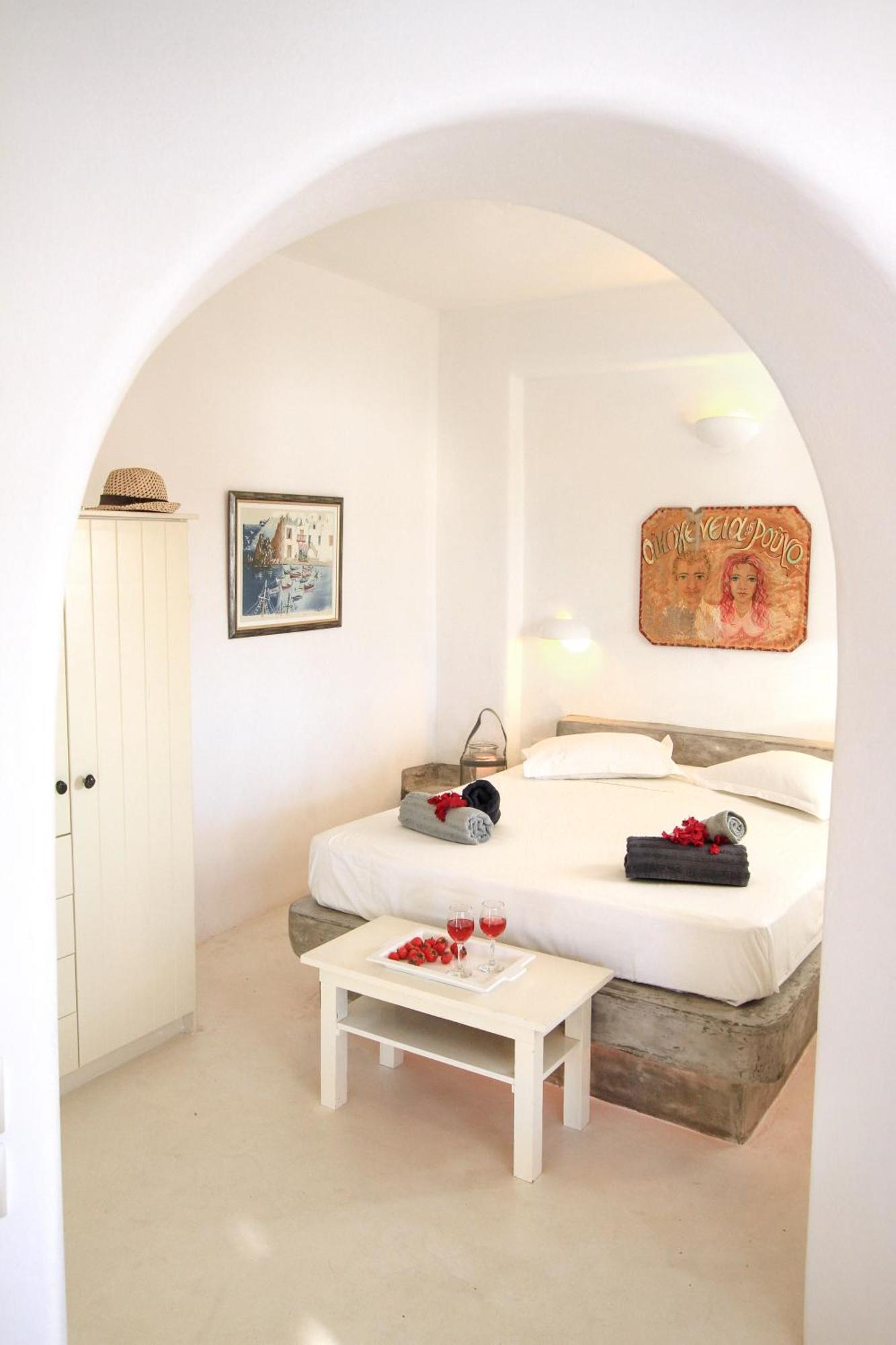 Apartment Shades Of White Emporio (Santorini)