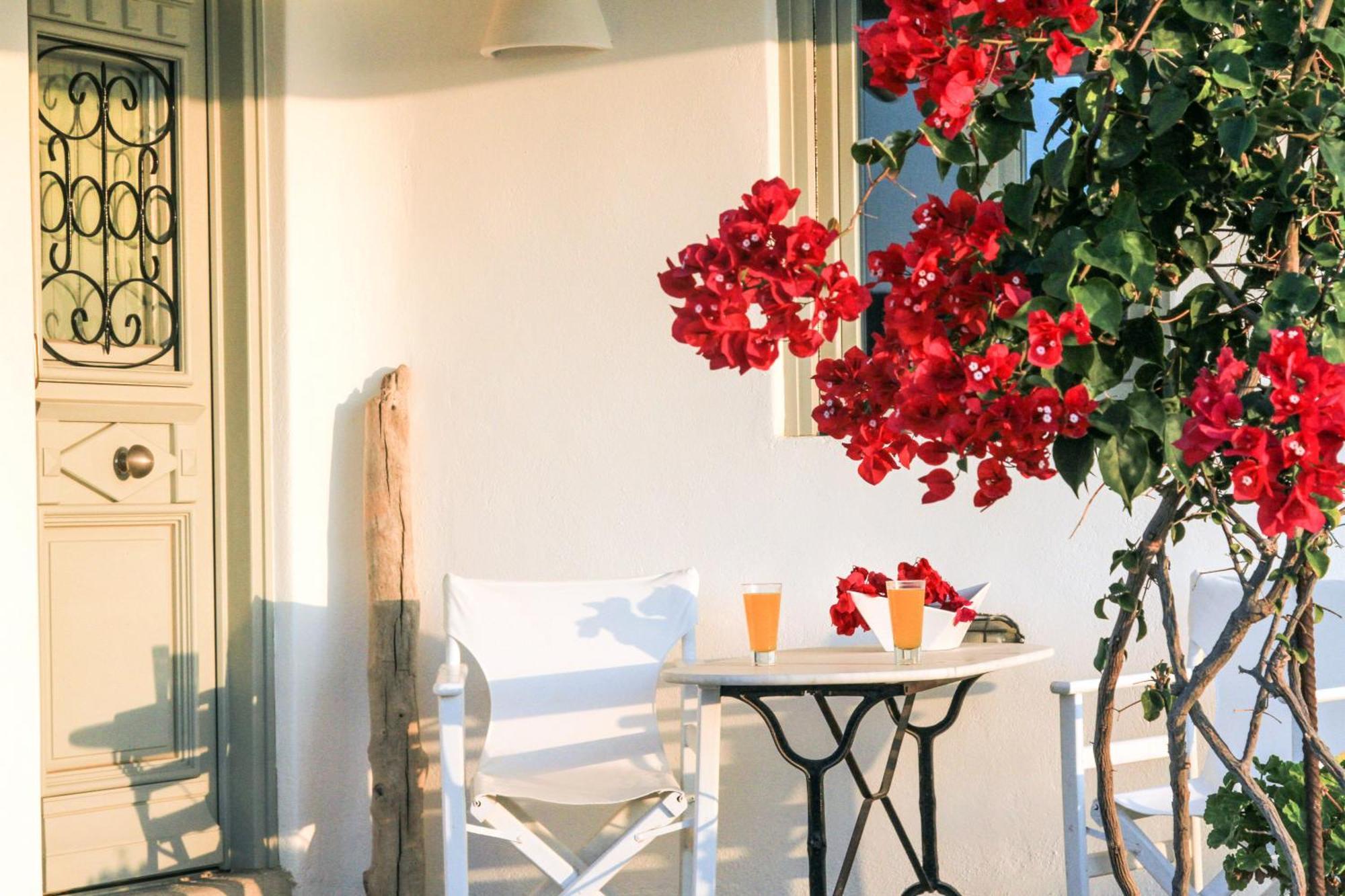 Shades Of White Apartment *