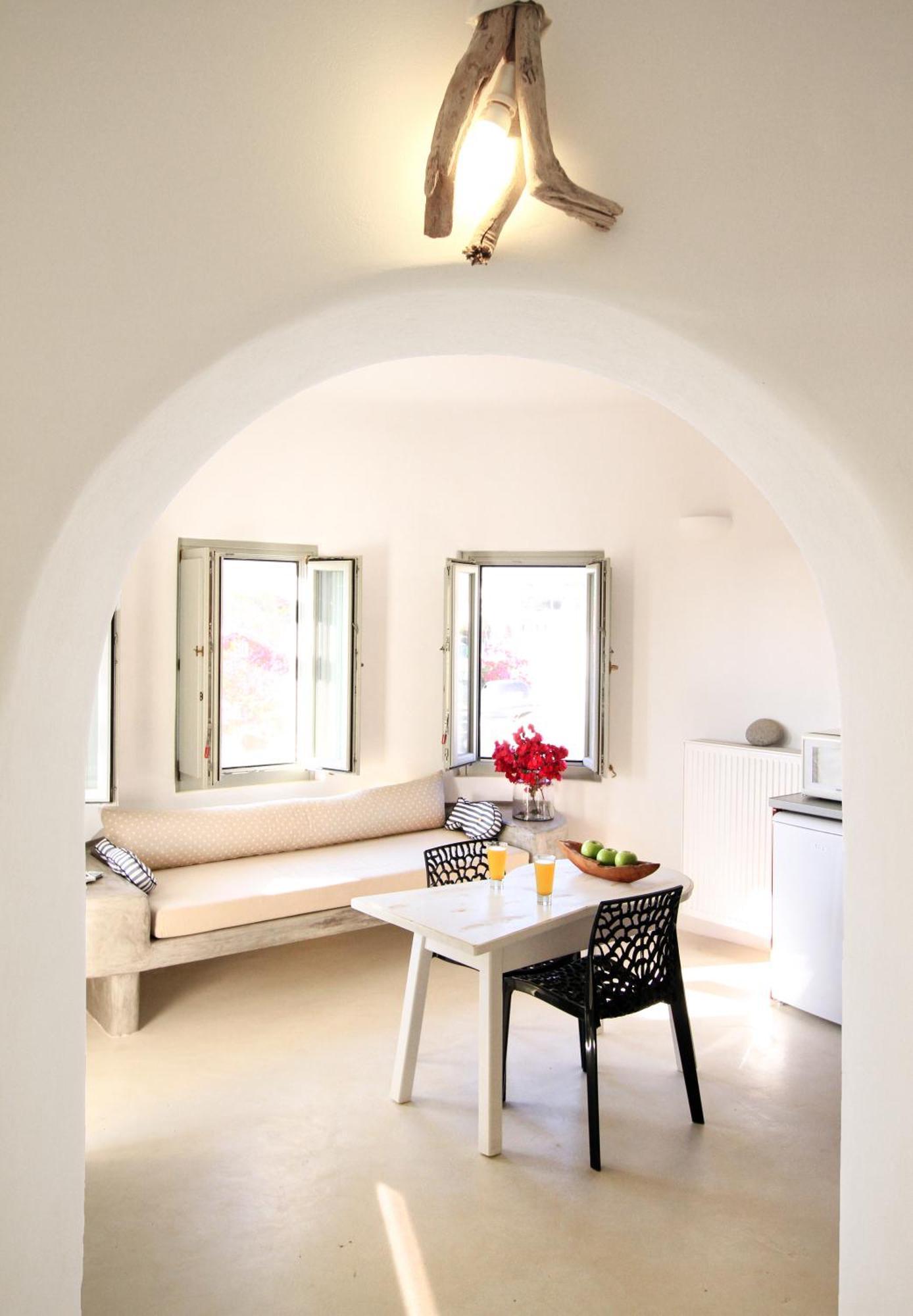 Apartment Shades Of White Emporio (Santorini)