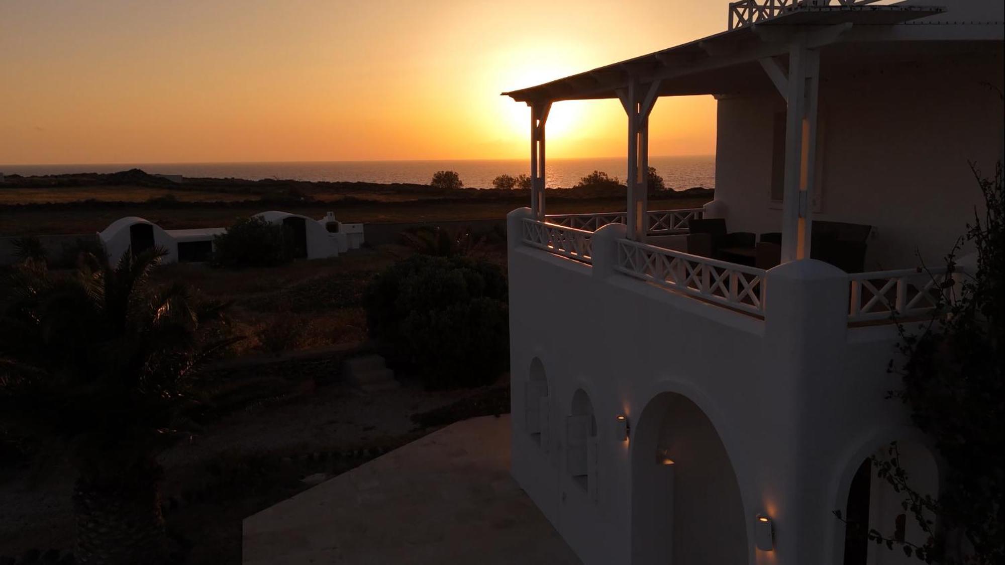Sunset Luxury Villa Oia (Santorini)