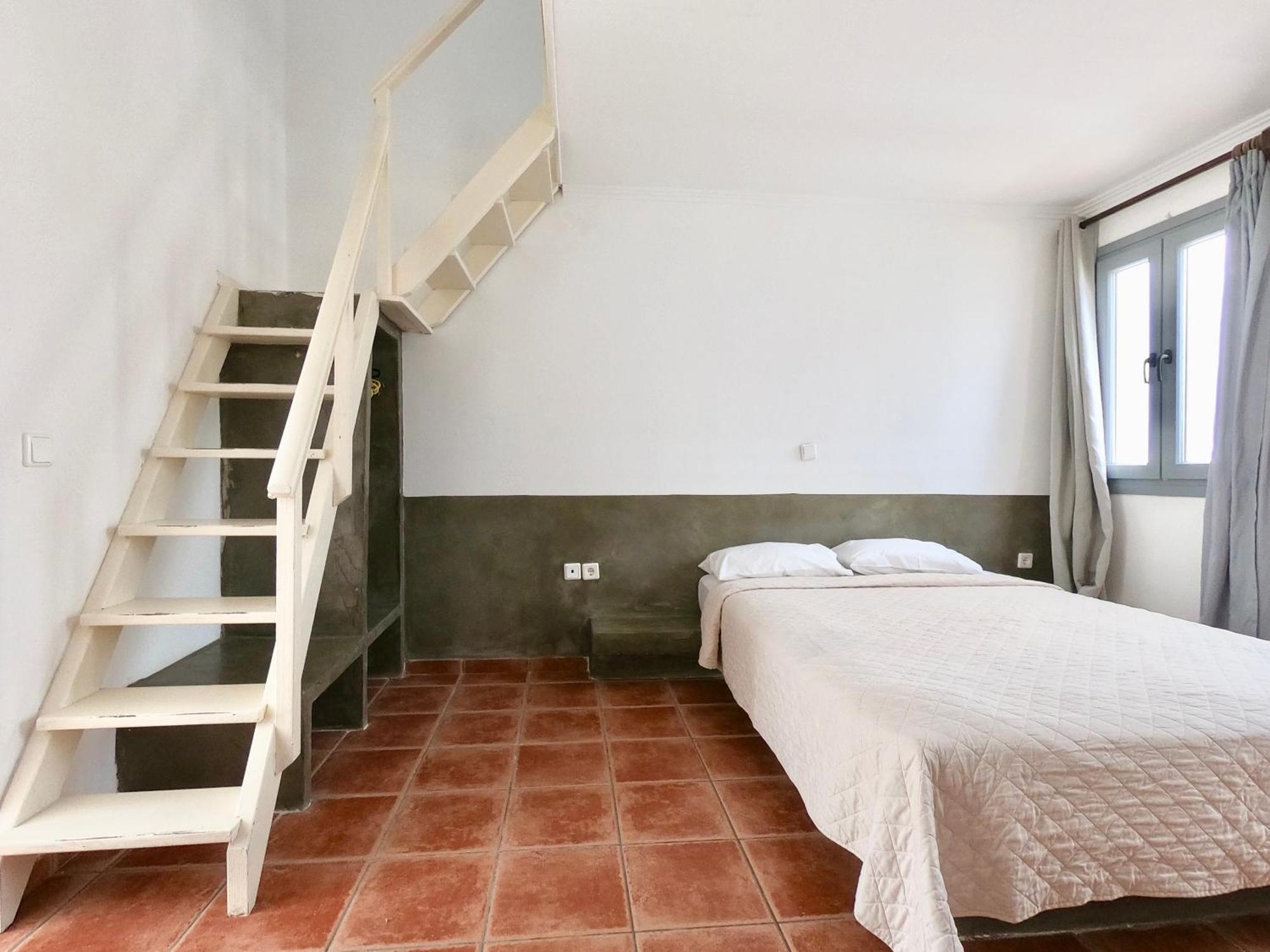 Anny & 3* Perissa (Santorini)