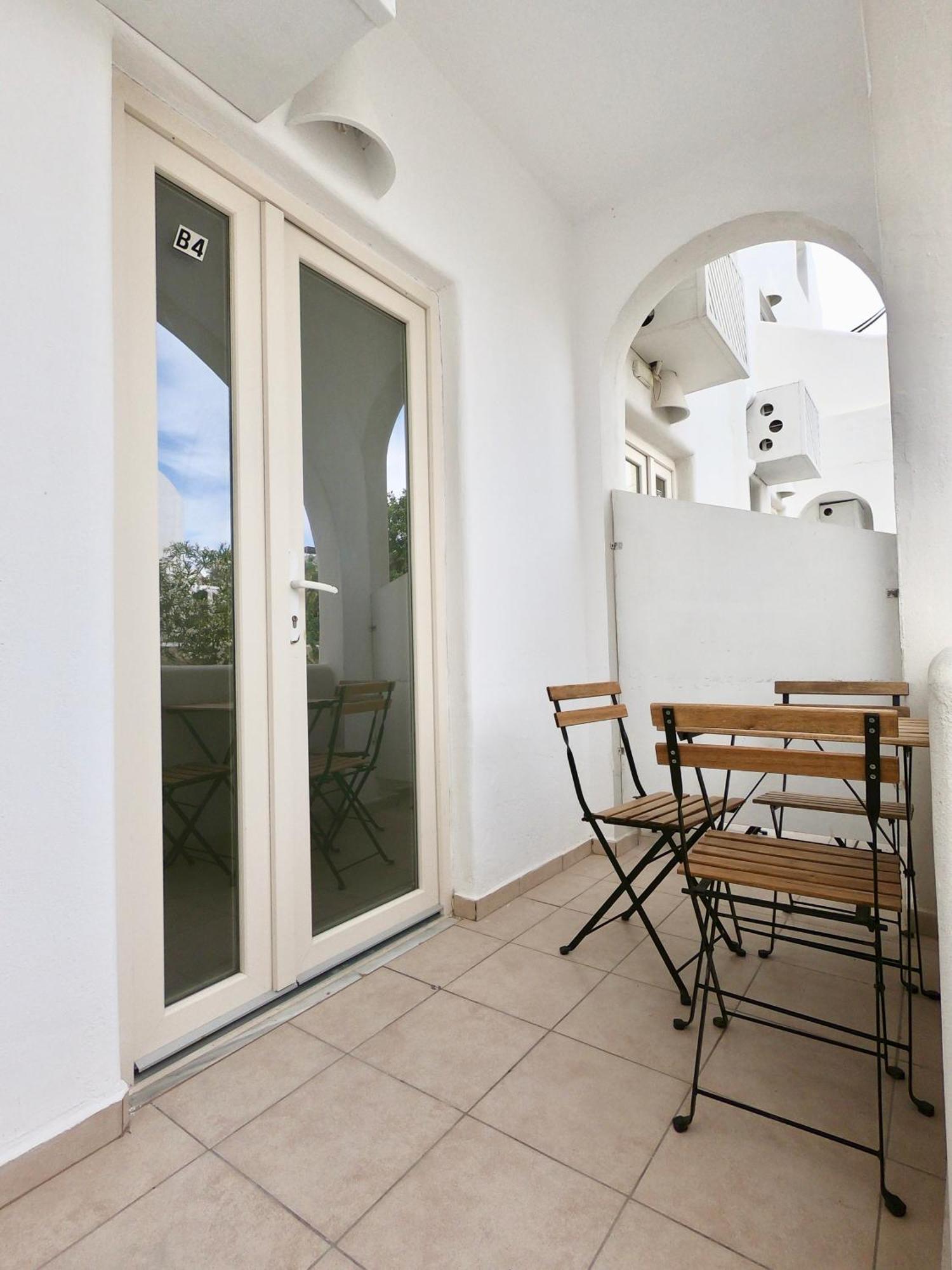 Anny & Aparthotel Perissa (Santorini)