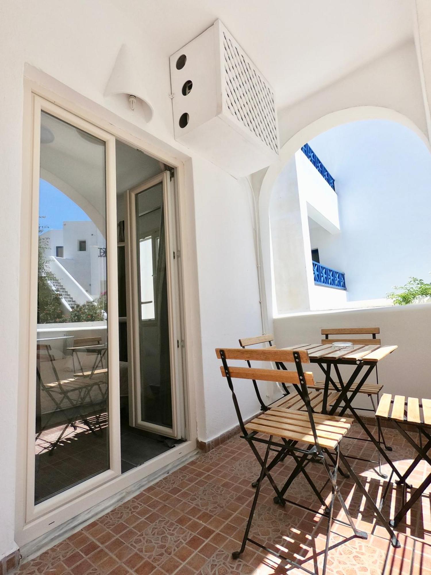 Anny & 3* Perissa (Santorini)