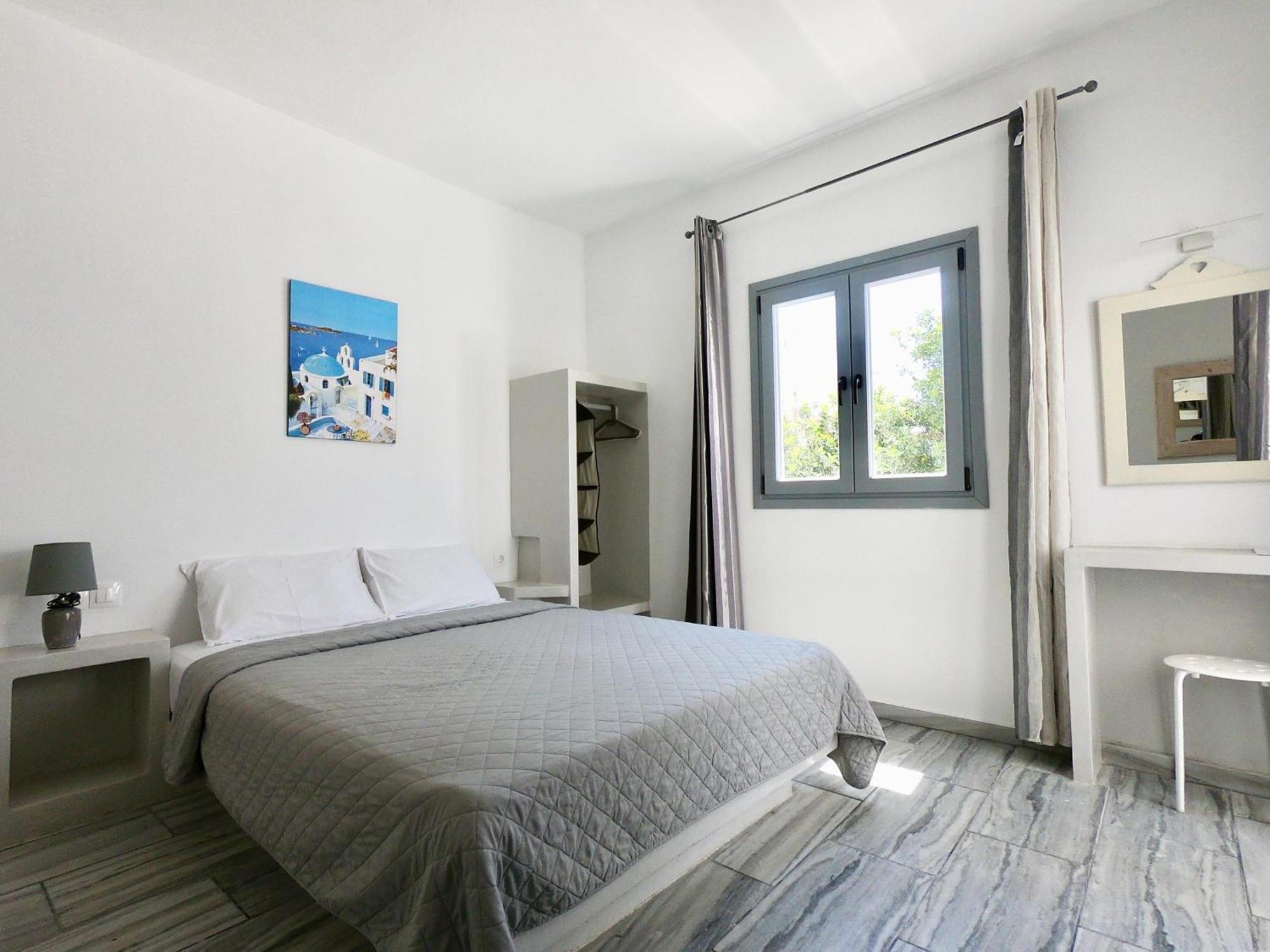 Anny & 3* Perissa (Santorini)