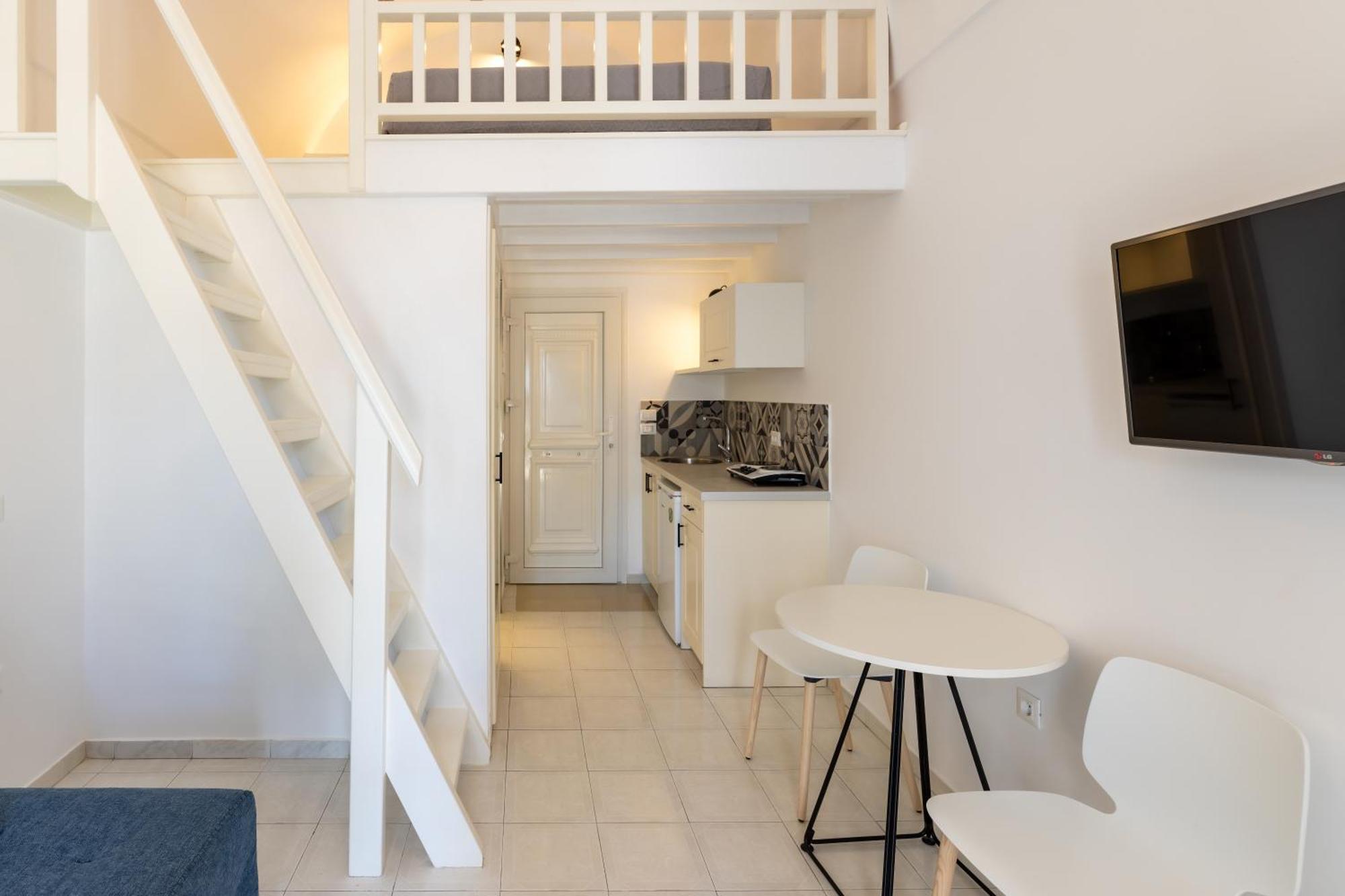 Louis Santorini Aparthotel Kamári