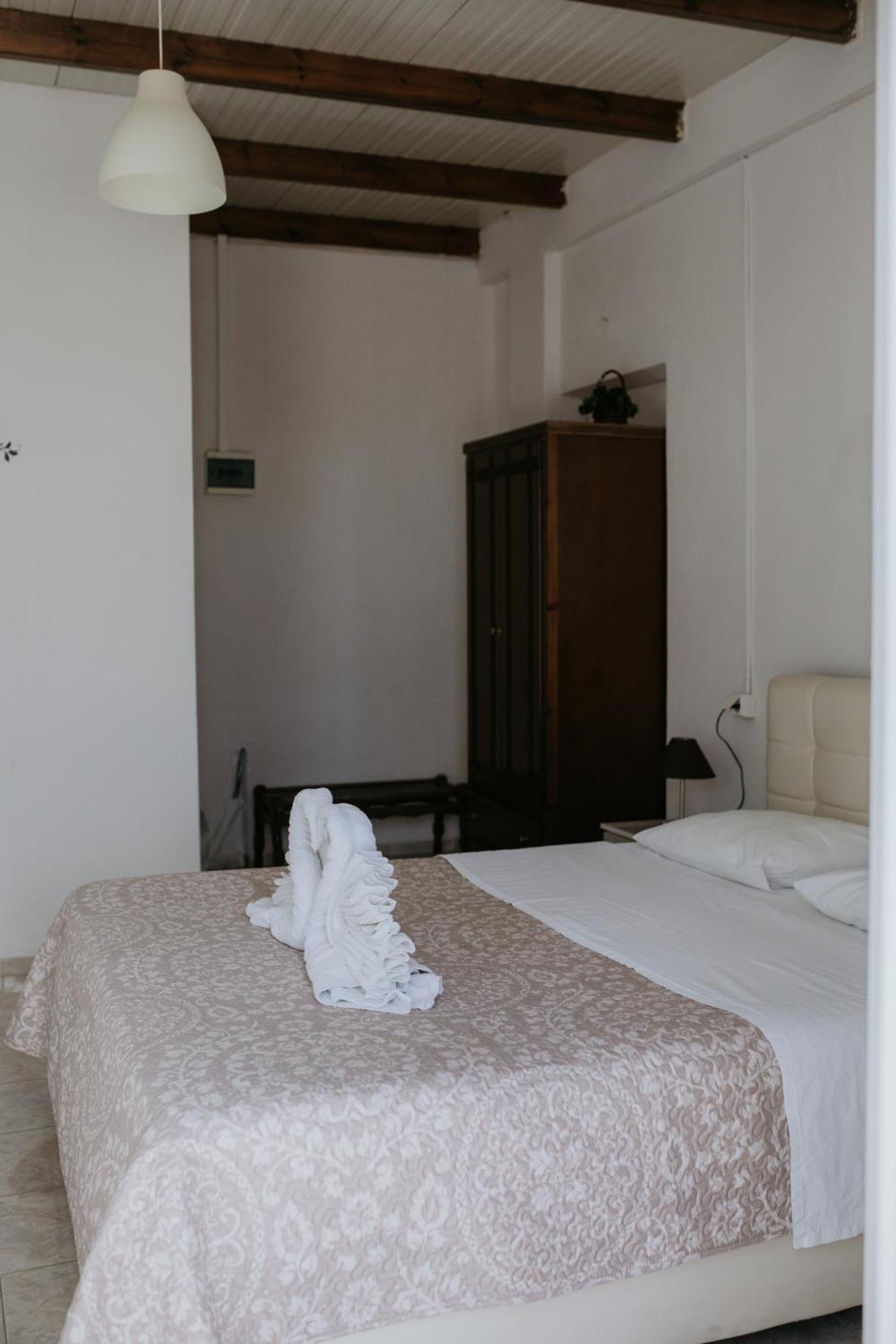 Thirasia Hotel