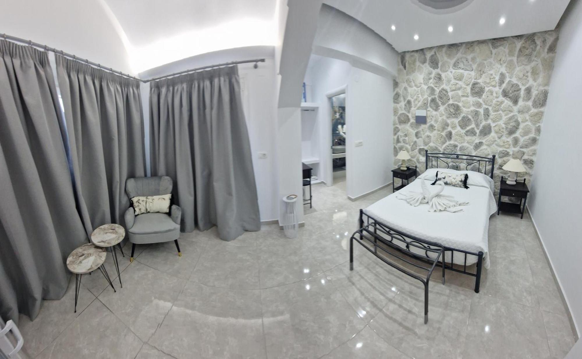 Stavros 3*
