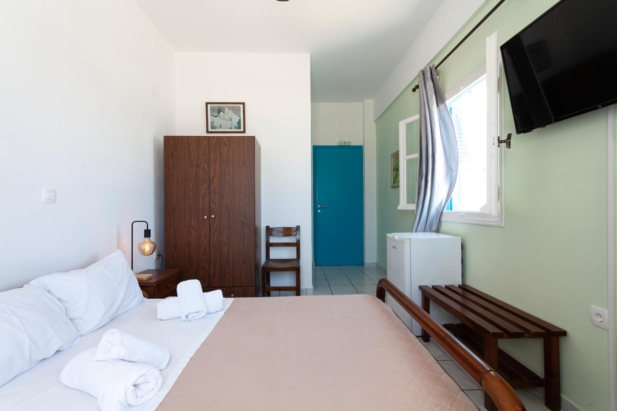 Stella's Place, Vlichada *