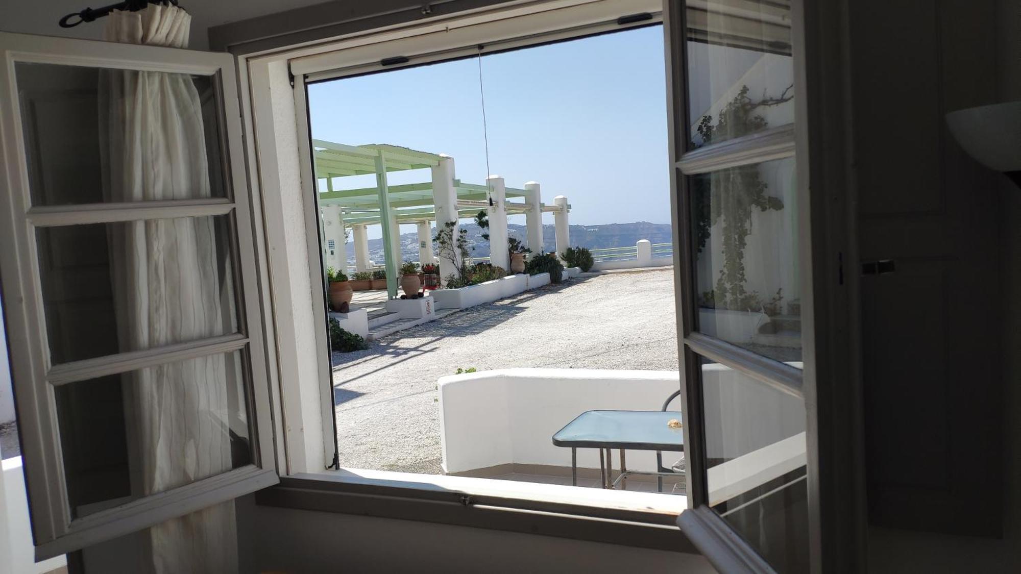 The Cliff Reflections - Adults Only Megalochori (Santorini)