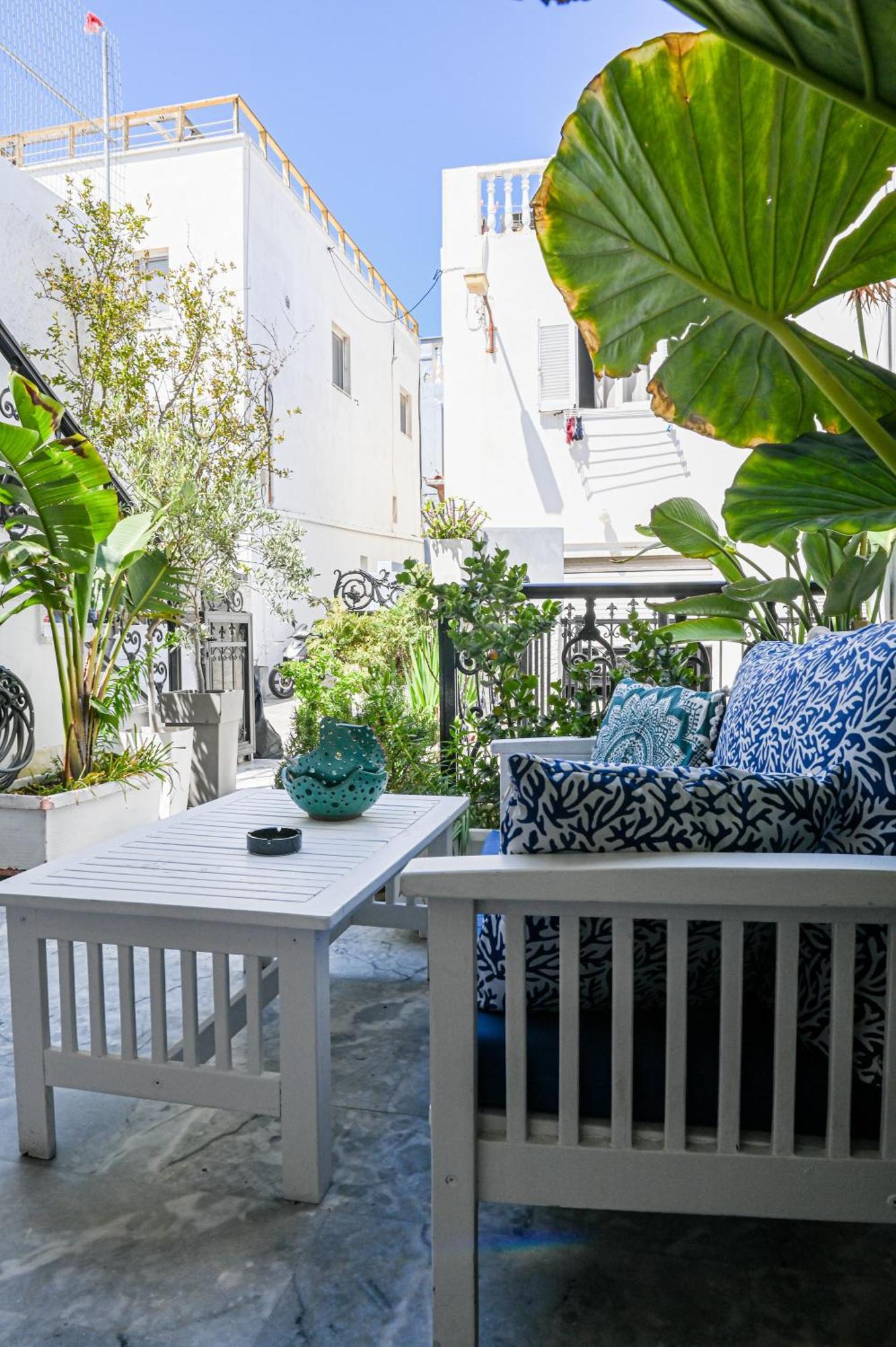 Georgia Pelekanou * Fira (Santorini)