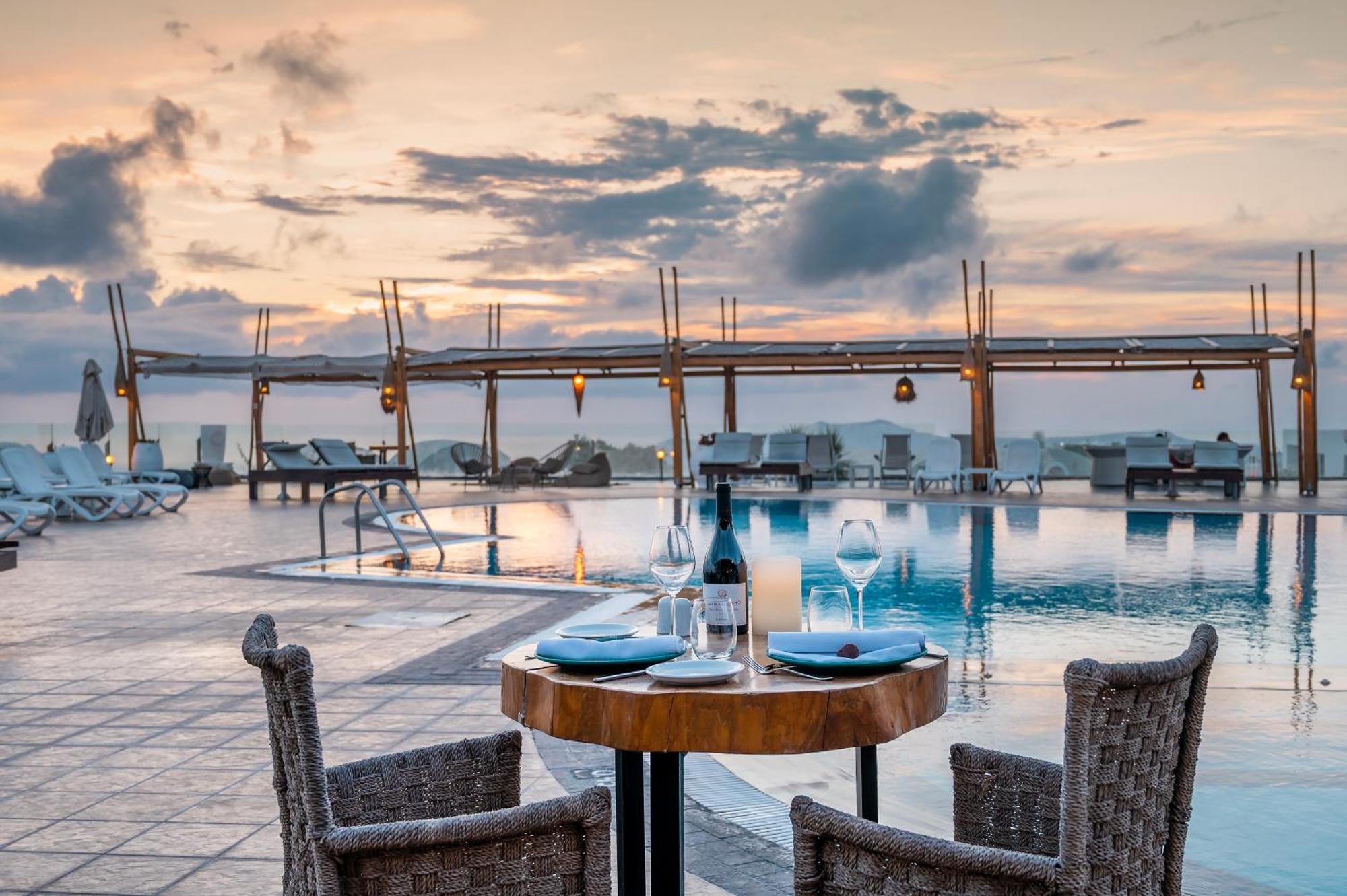 Smy Santorini & Hotel Pyrgos Kallistis