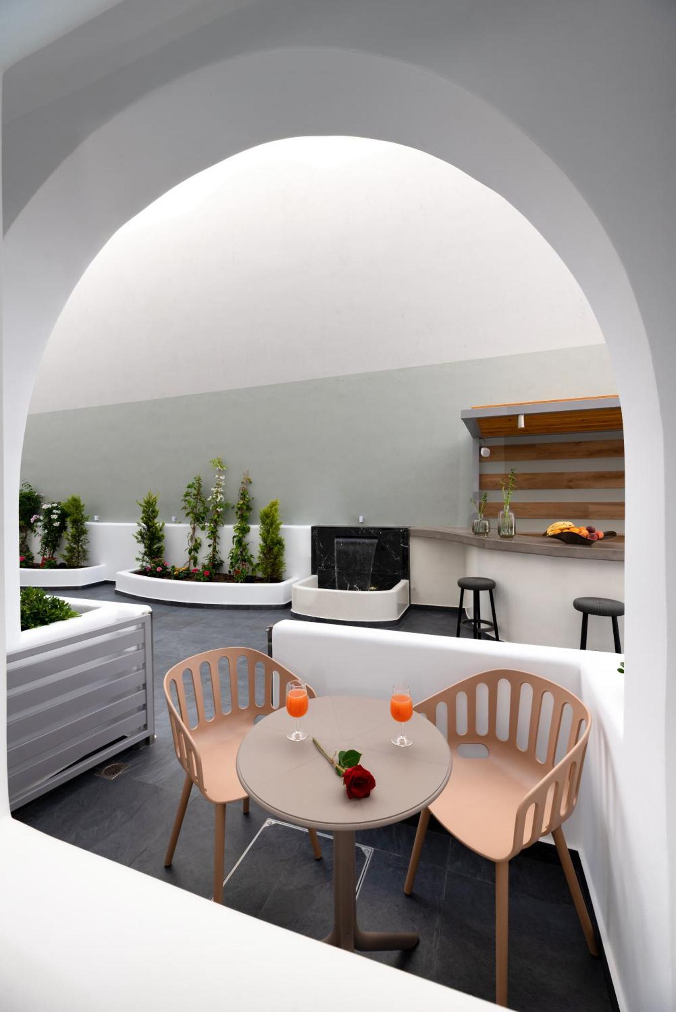 Deluxe Santorini 4* Fira (Santorini)