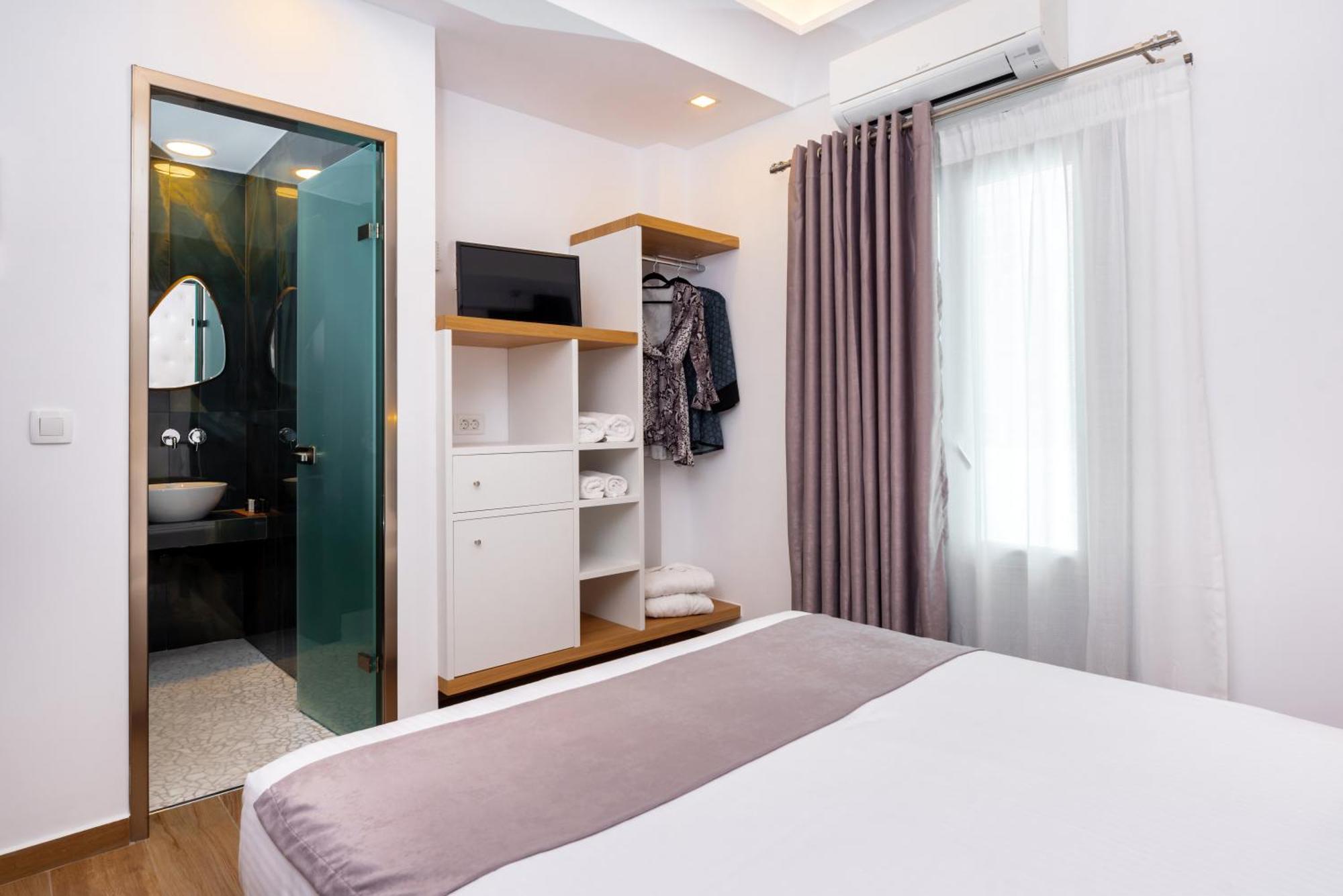 Deluxe Santorini Hotel