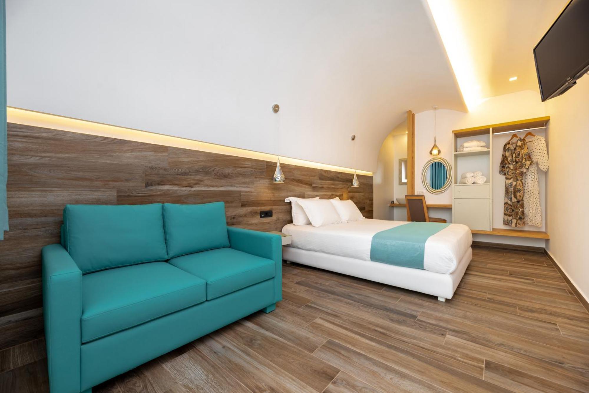 Deluxe Santorini Hotel 4*