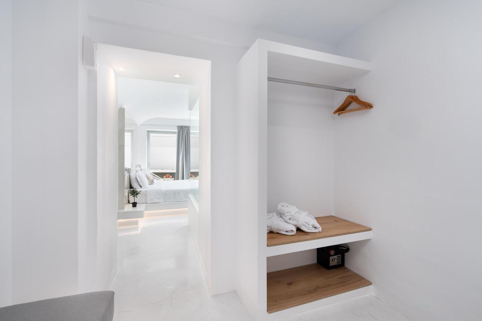 Cycladic & Hotel Fira (Santorini)