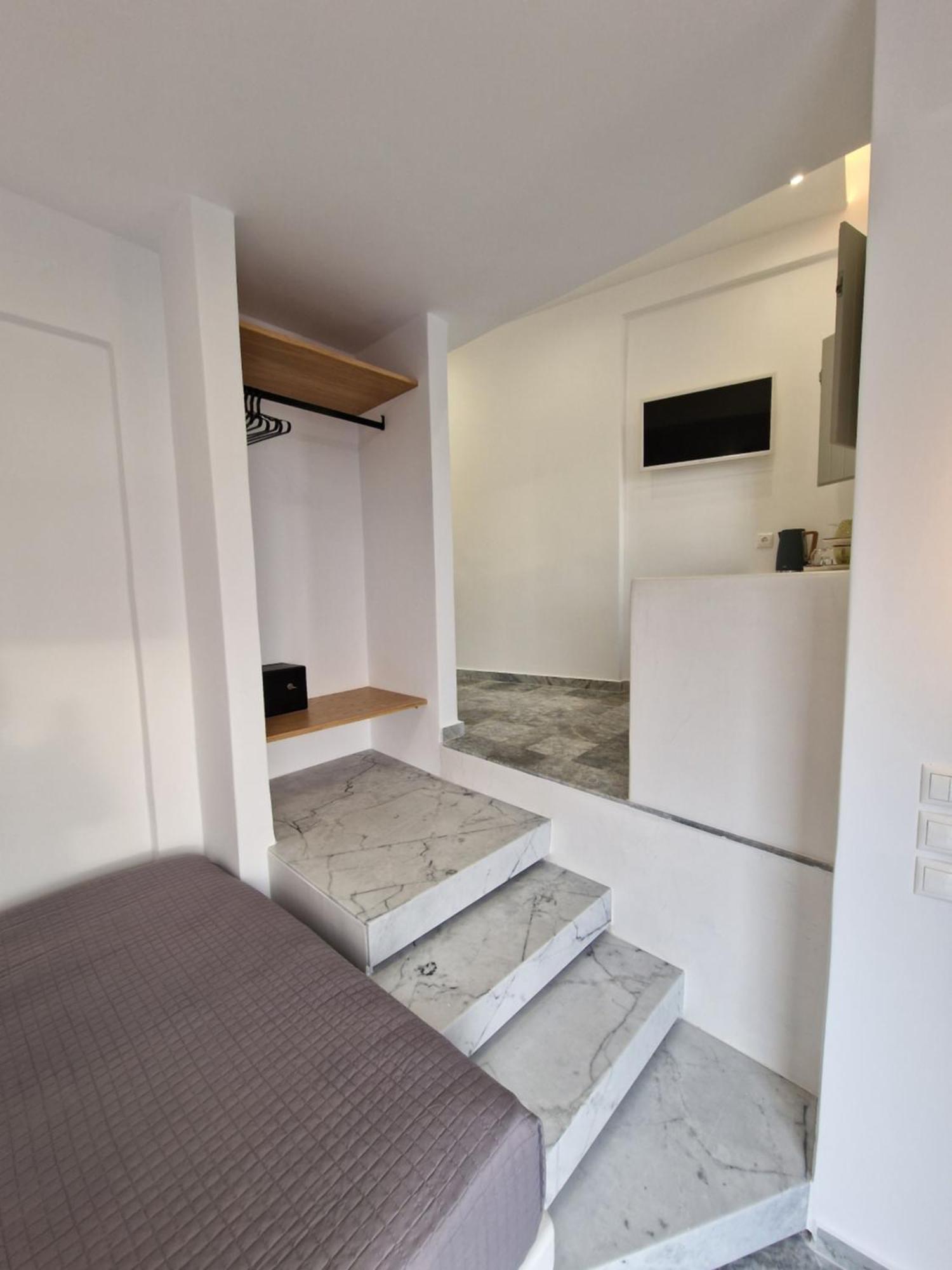 Smaro Aparthotel 3*
