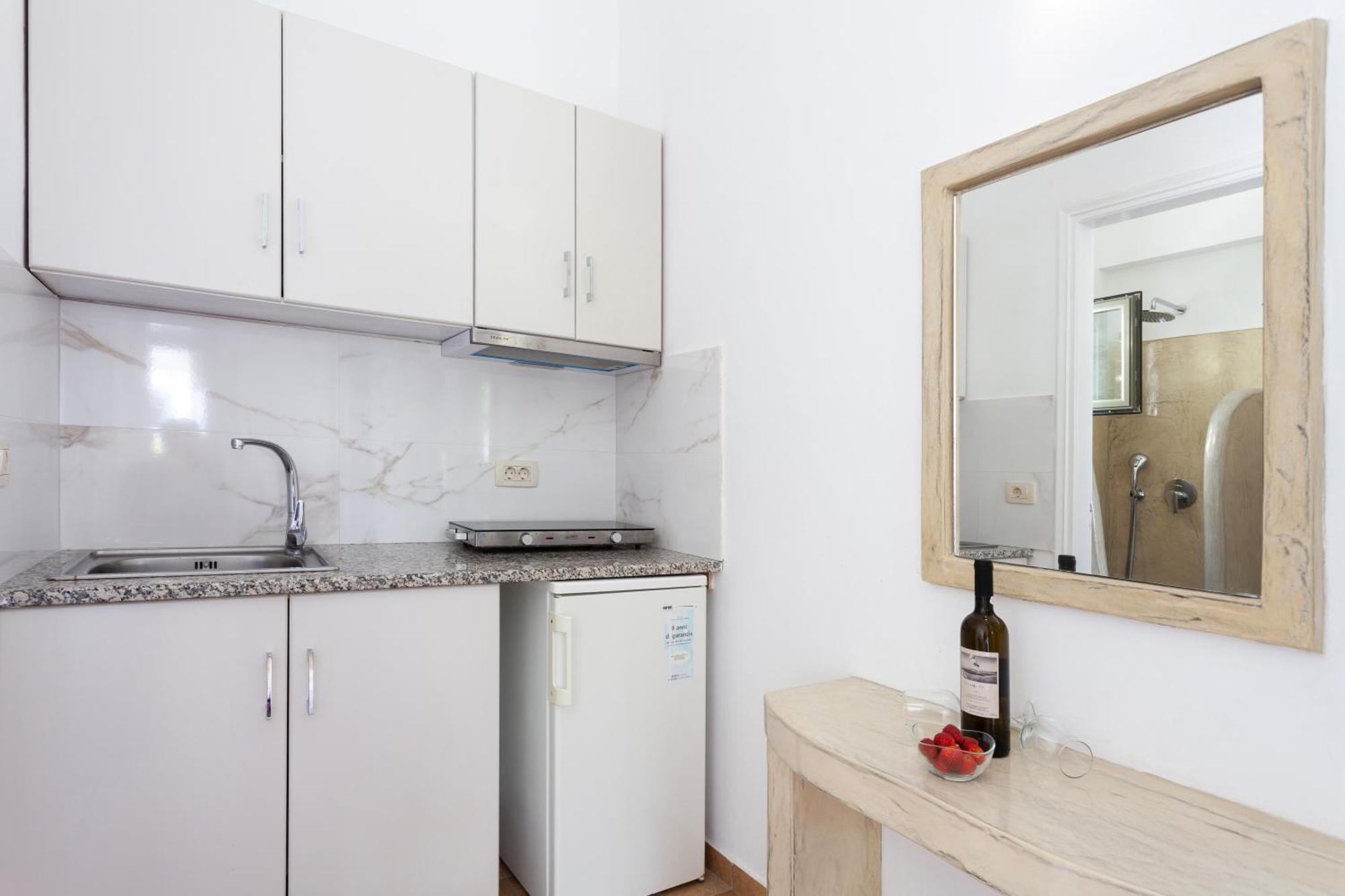 Phevos Aparthotel Perissa (Santorini)
