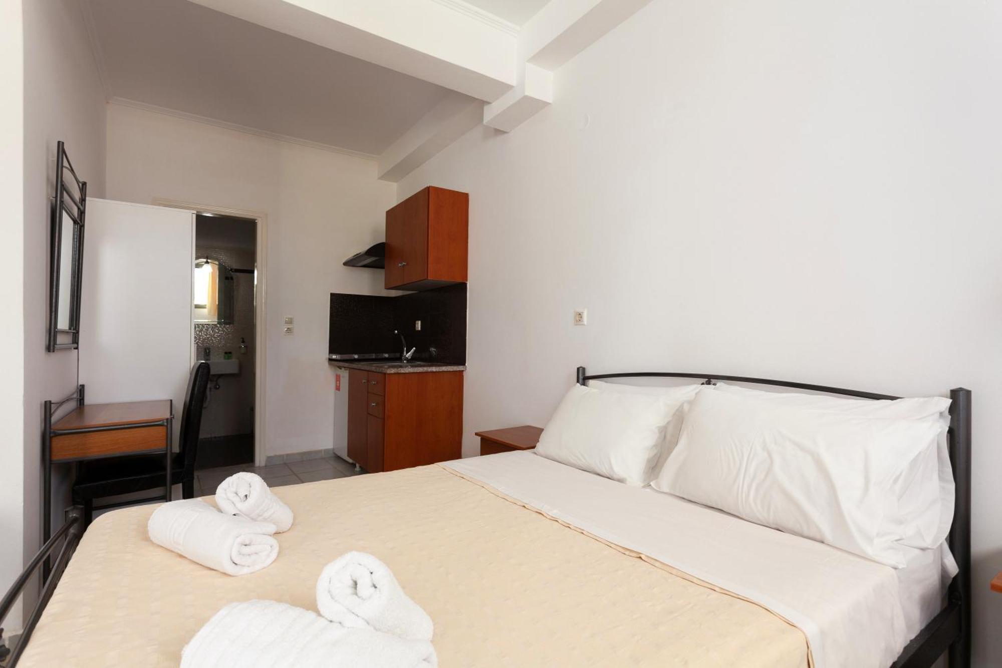 Phevos Aparthotel Perissa (Santorini)
