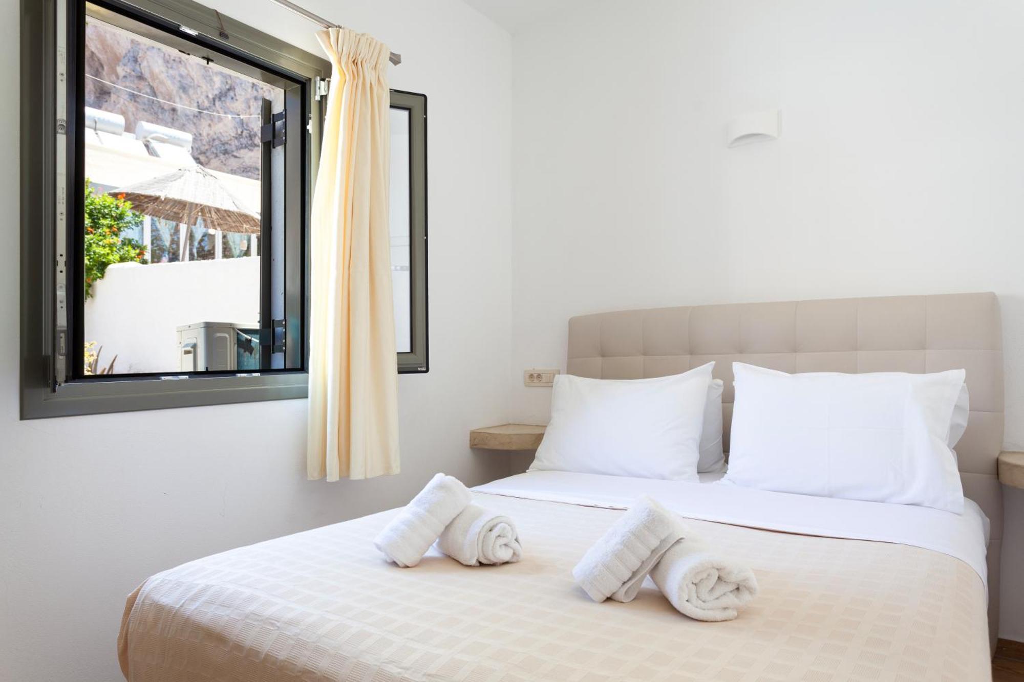 Phevos 3* Perissa (Santorini)