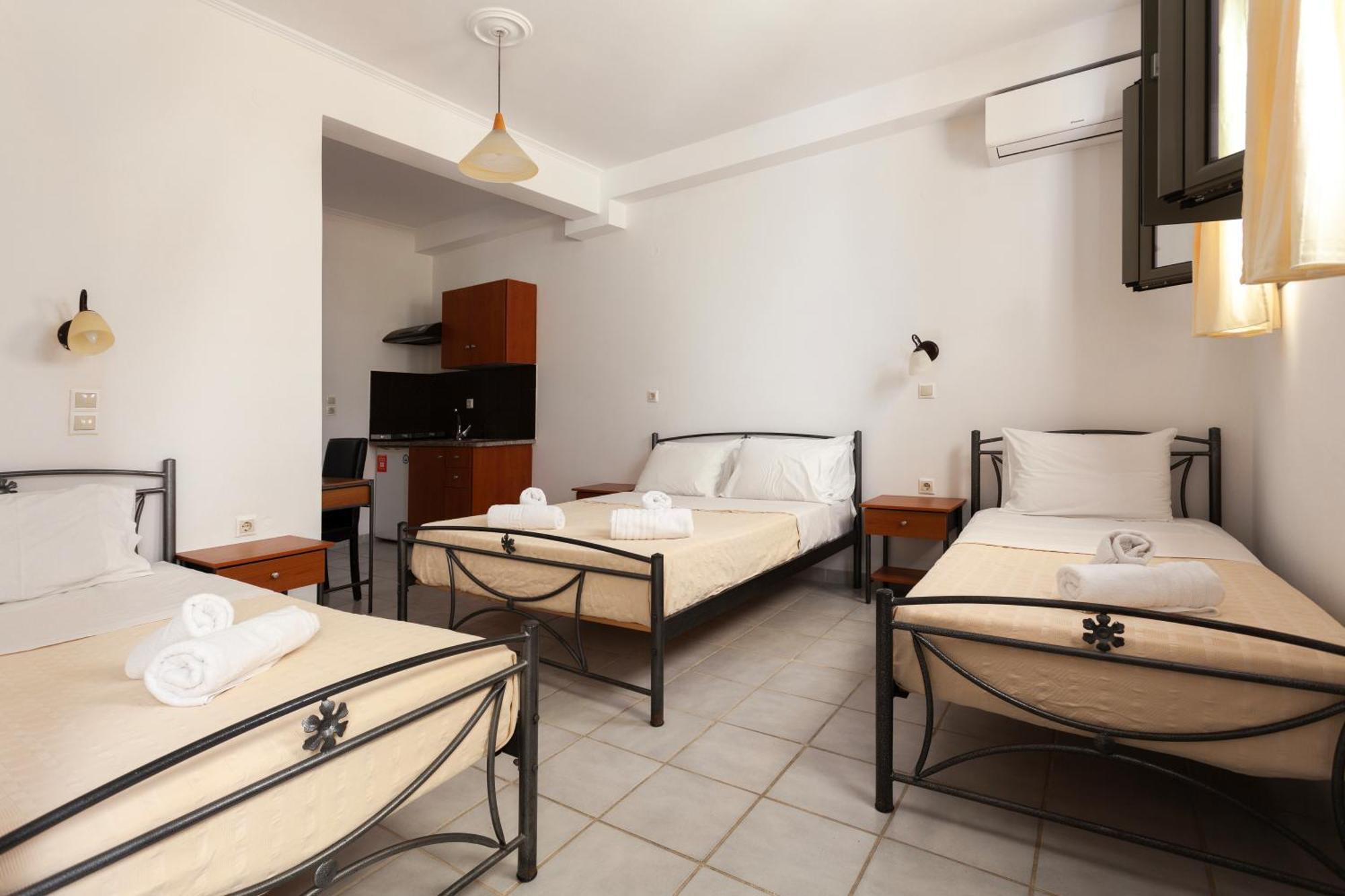 Phevos Aparthotel Perissa (Santorini)