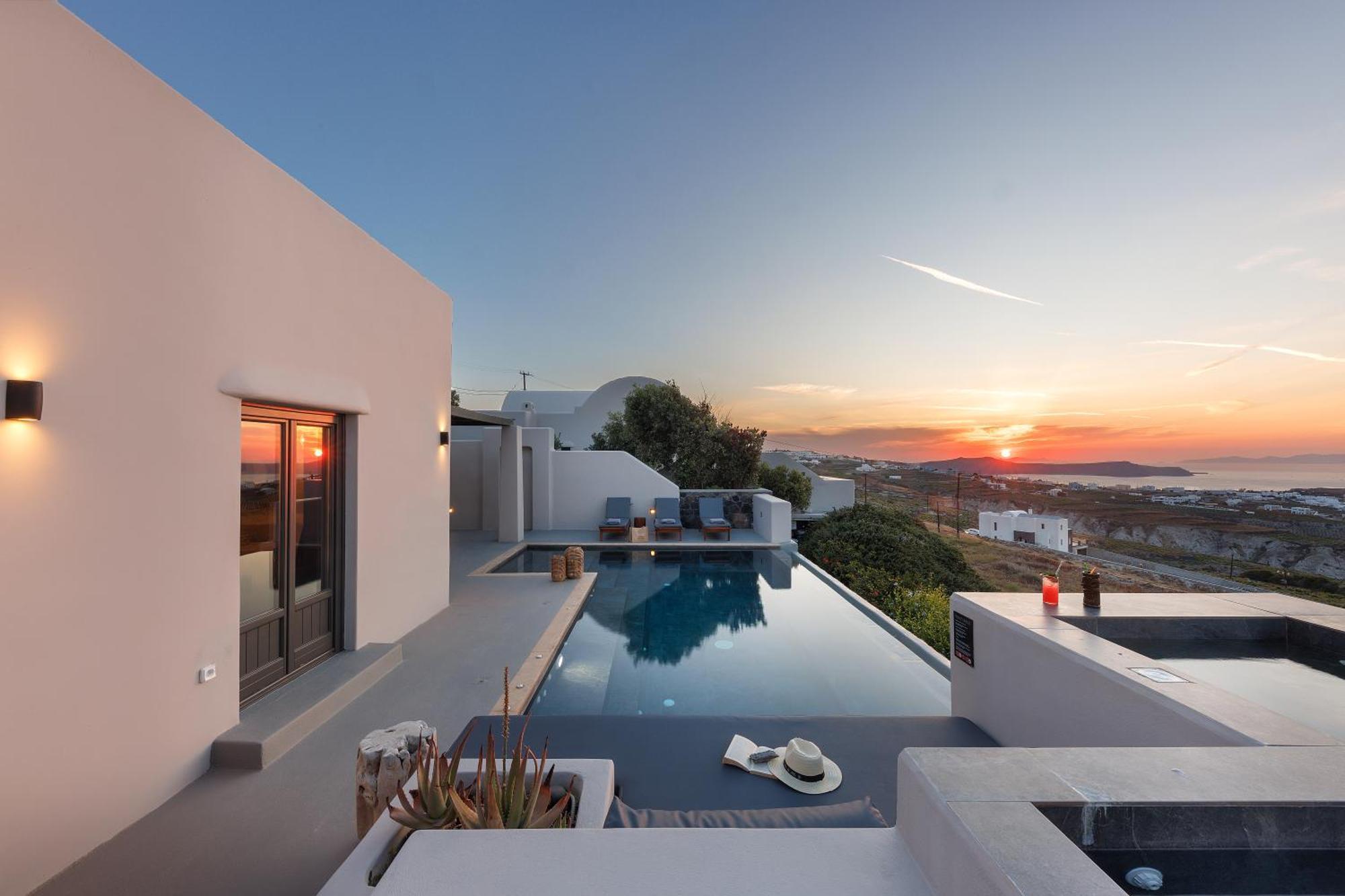 North Santorini - A Luxury * Pyrgos Kallistis