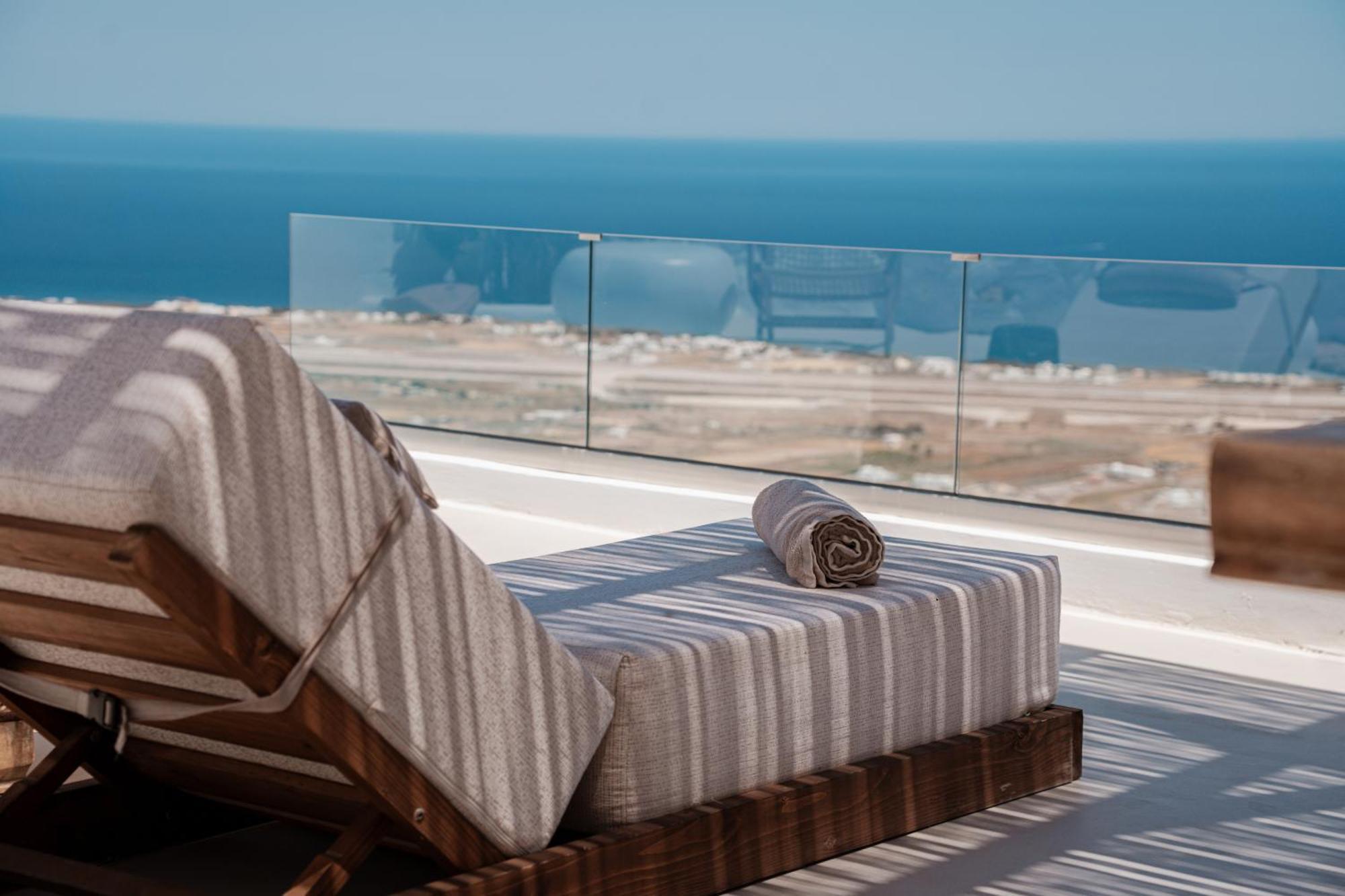 Bluewhite & Santorini Apartment Pyrgos Kallistis
