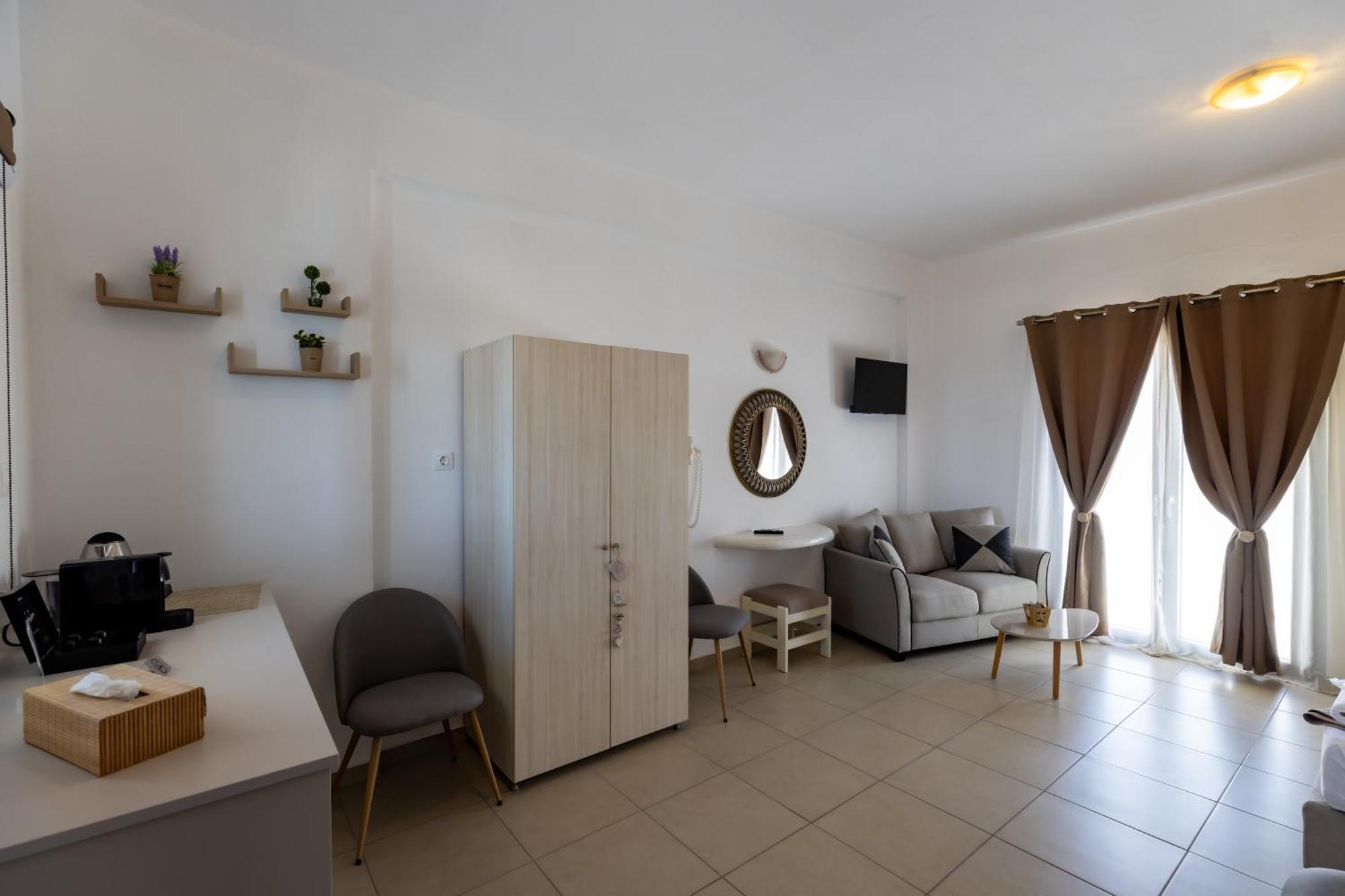 Thira's Dolphin Aparthotel