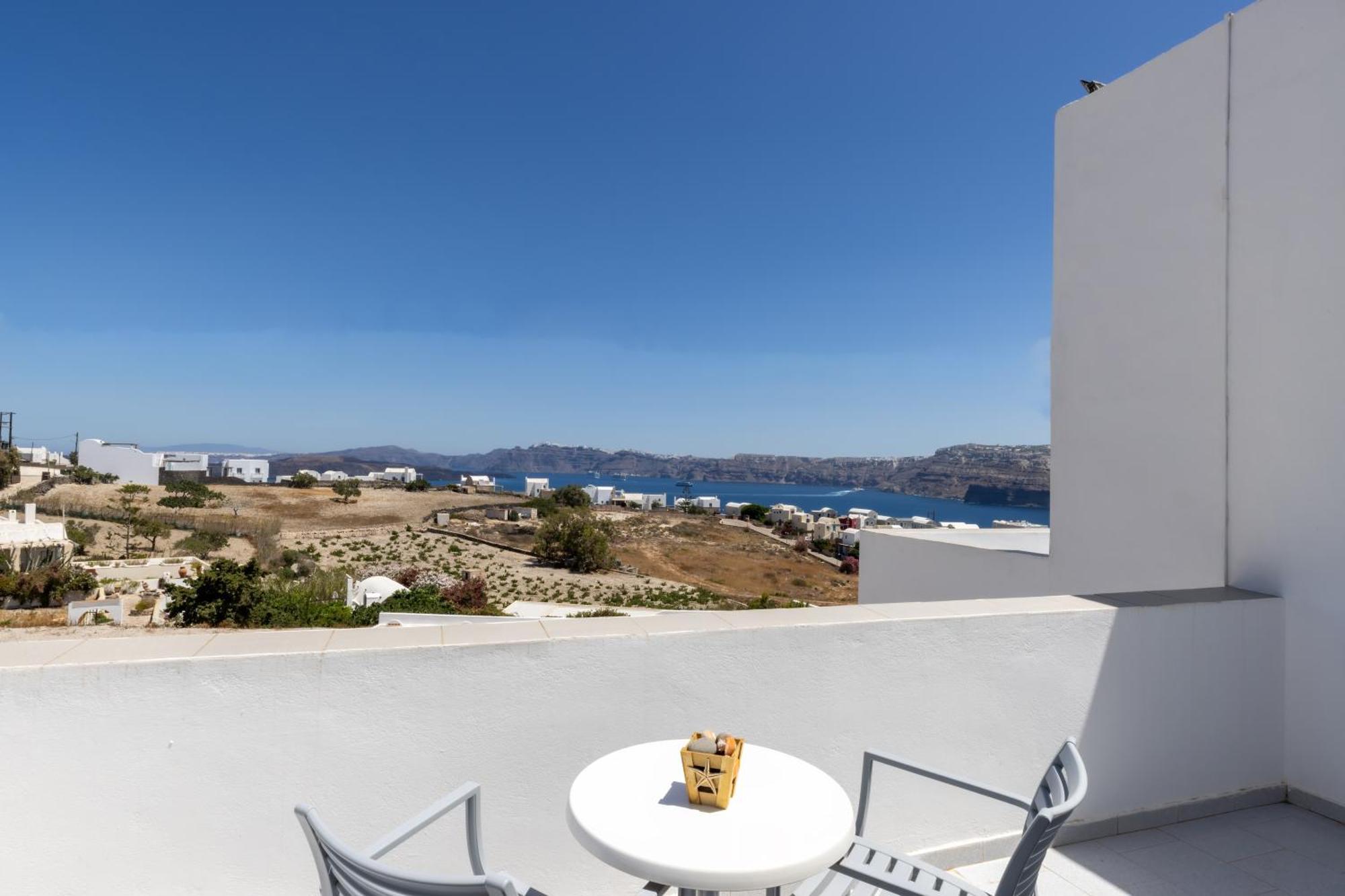 Thira's Dolphin Aparthotel 3*