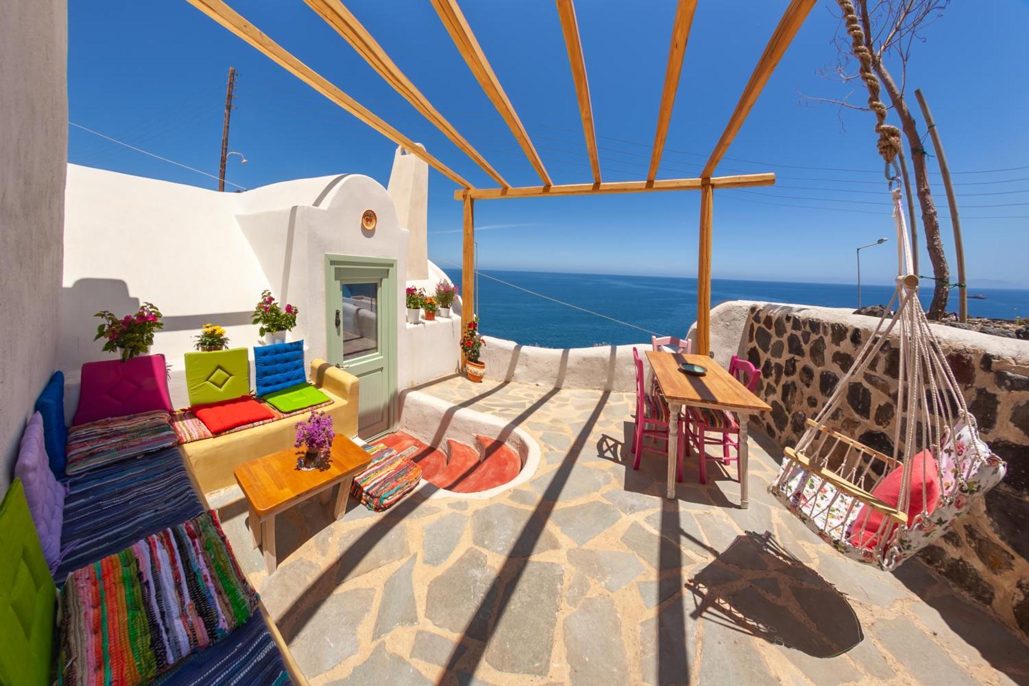 En Pori Foinikia (Santorini)
