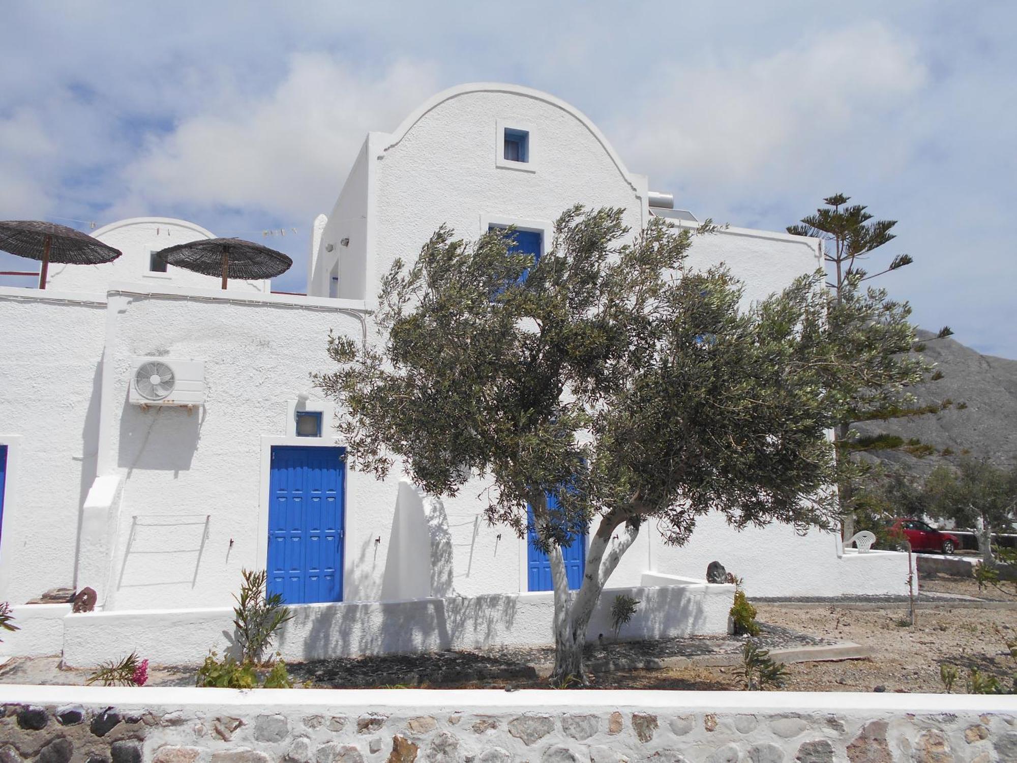 The Three Anchors Emporio (Santorini)