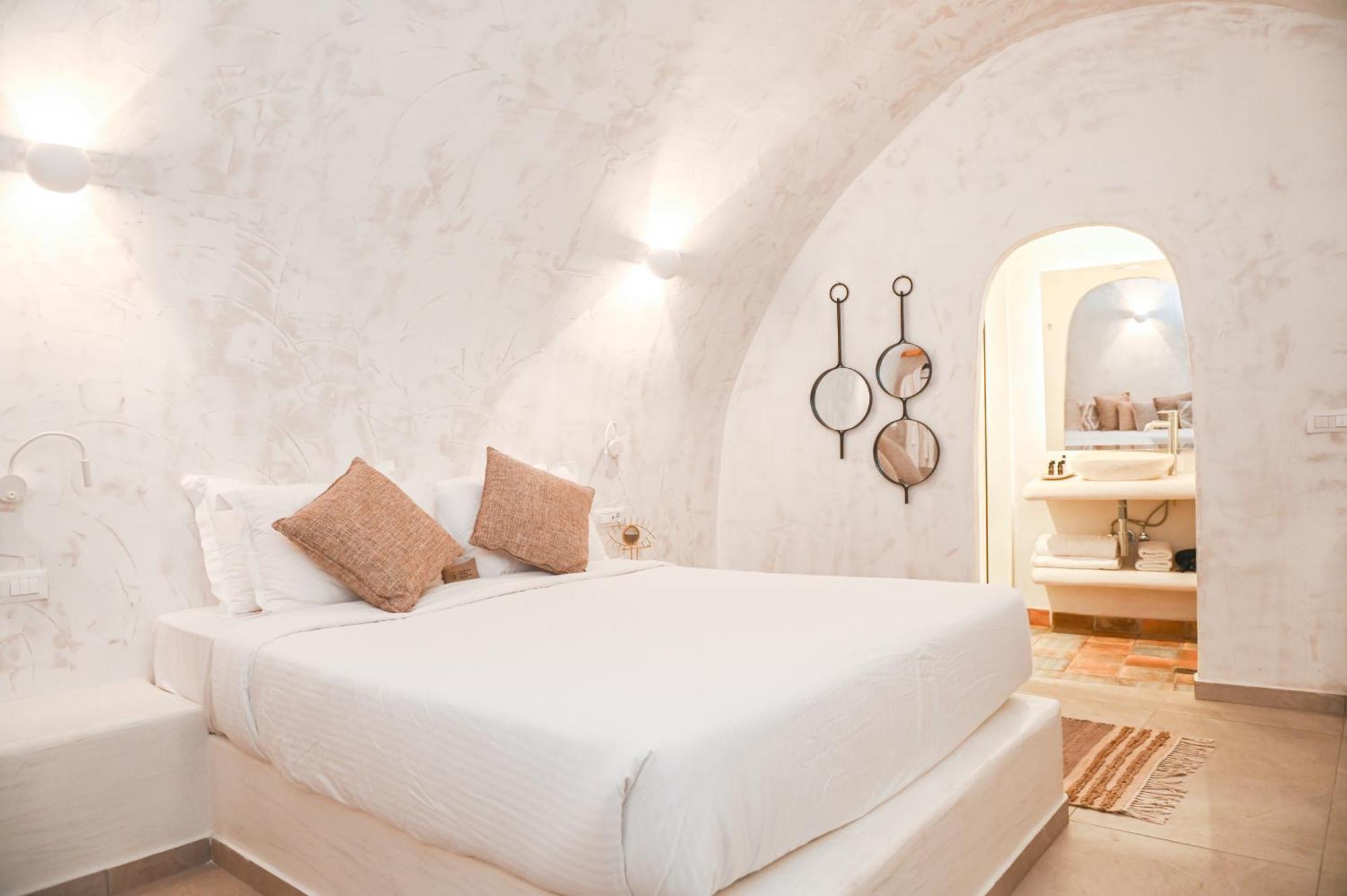 White Curves Santorini Bed & Breakfast