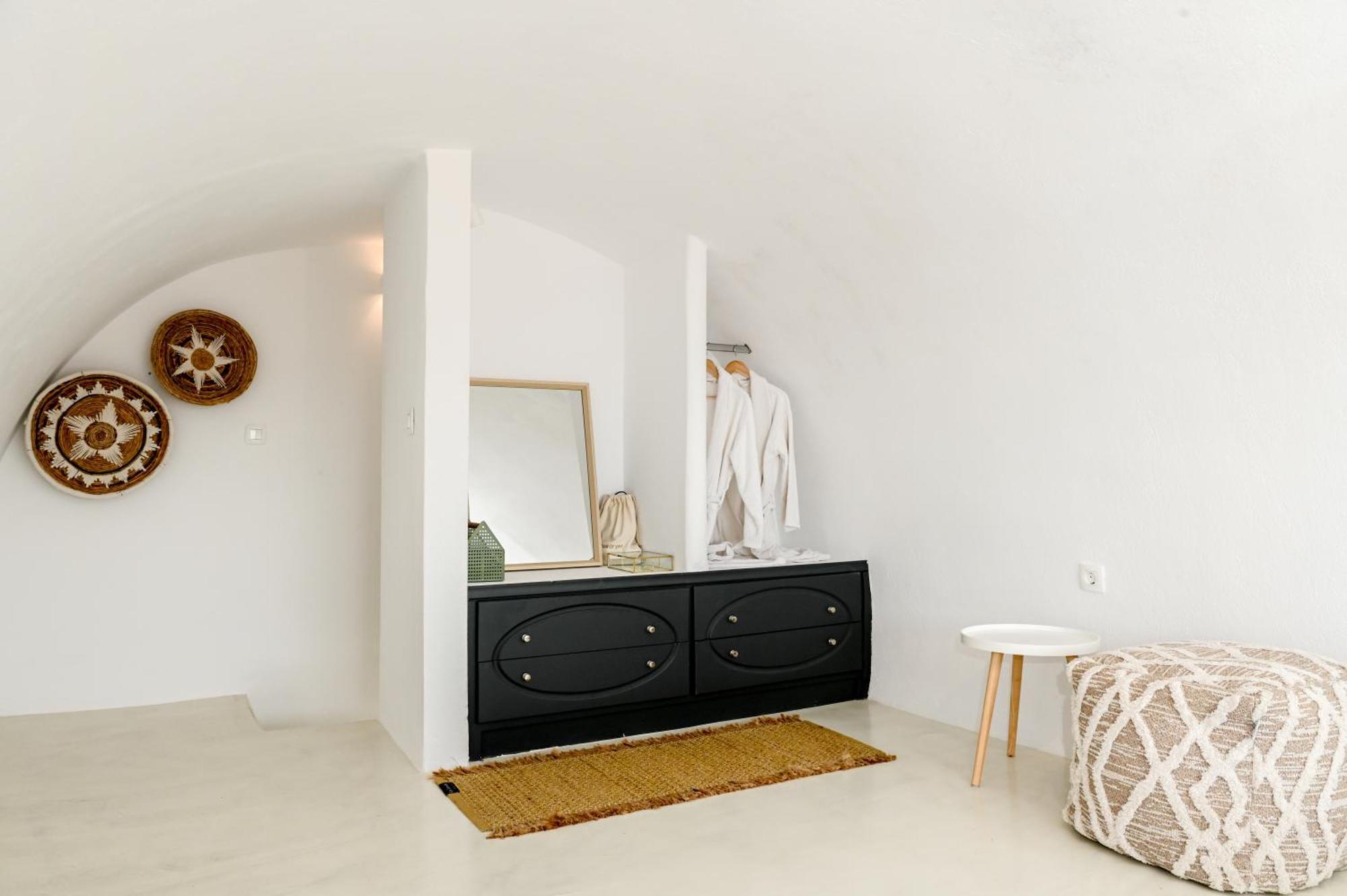 White Curves Santorini Bed & Breakfast